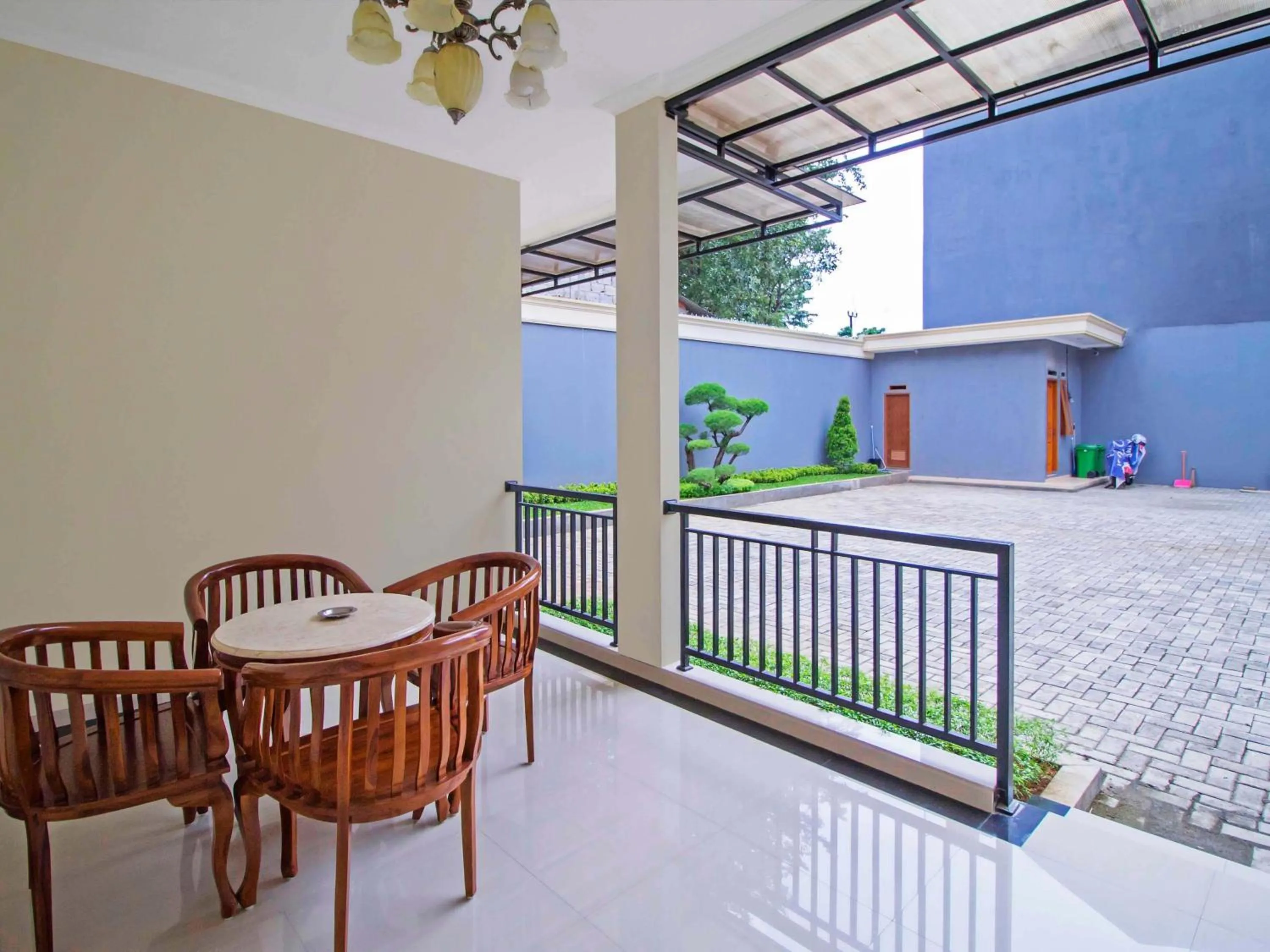 Seating area in RedDoorz Syariah near Mercu Buana University