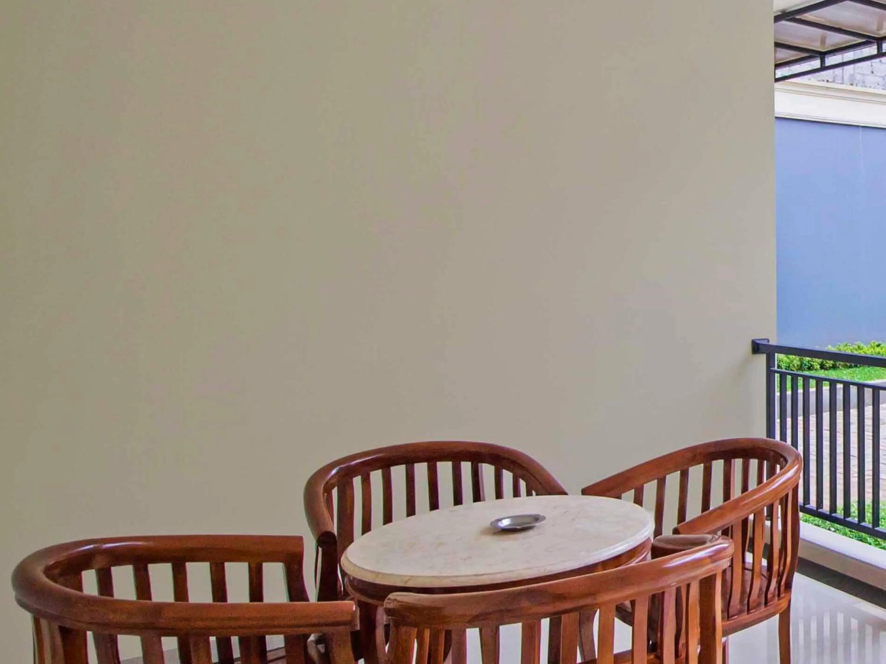 Seating area in RedDoorz Syariah near Mercu Buana University