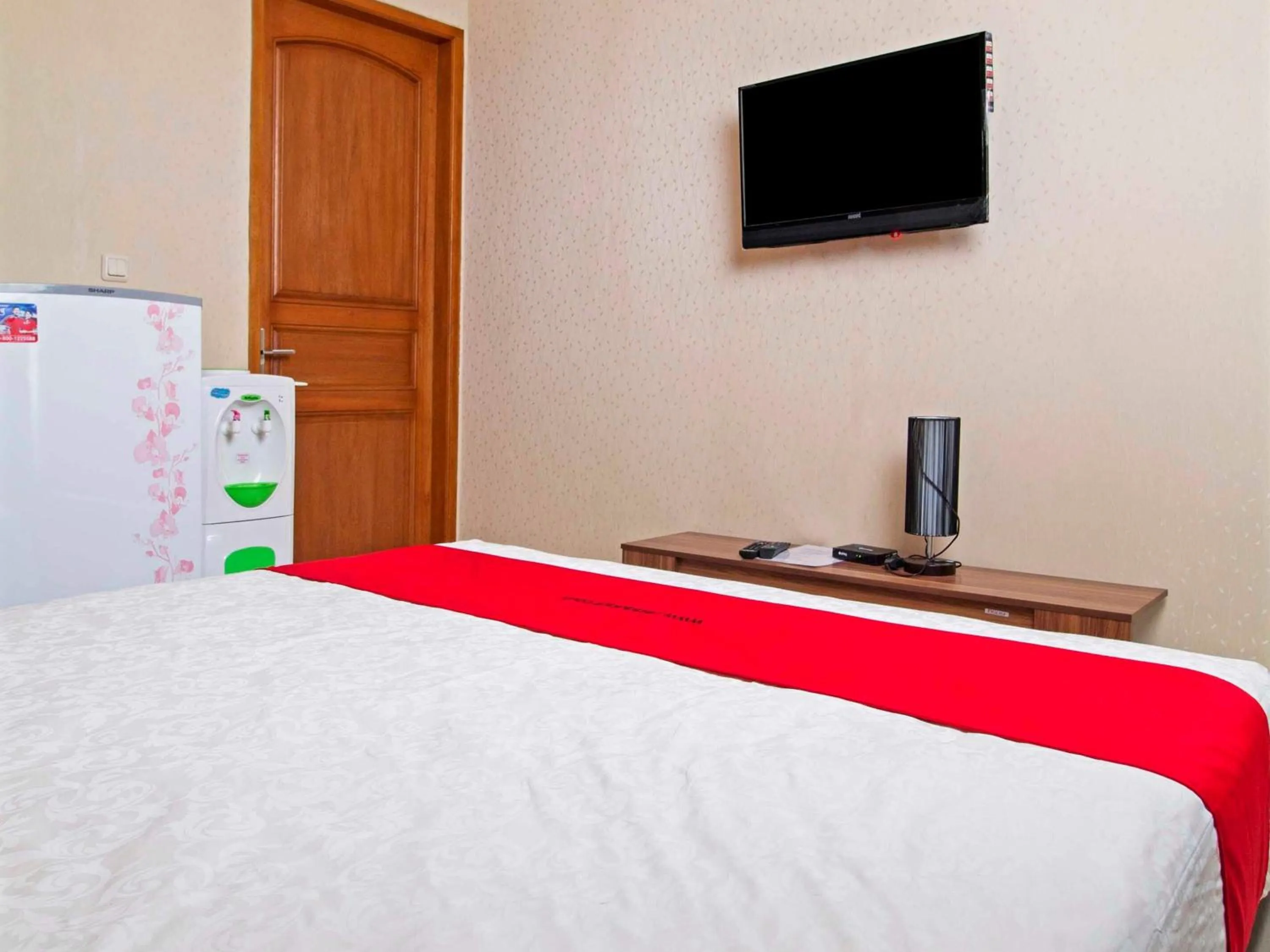 Bedroom, Bed in RedDoorz Syariah near Mercu Buana University