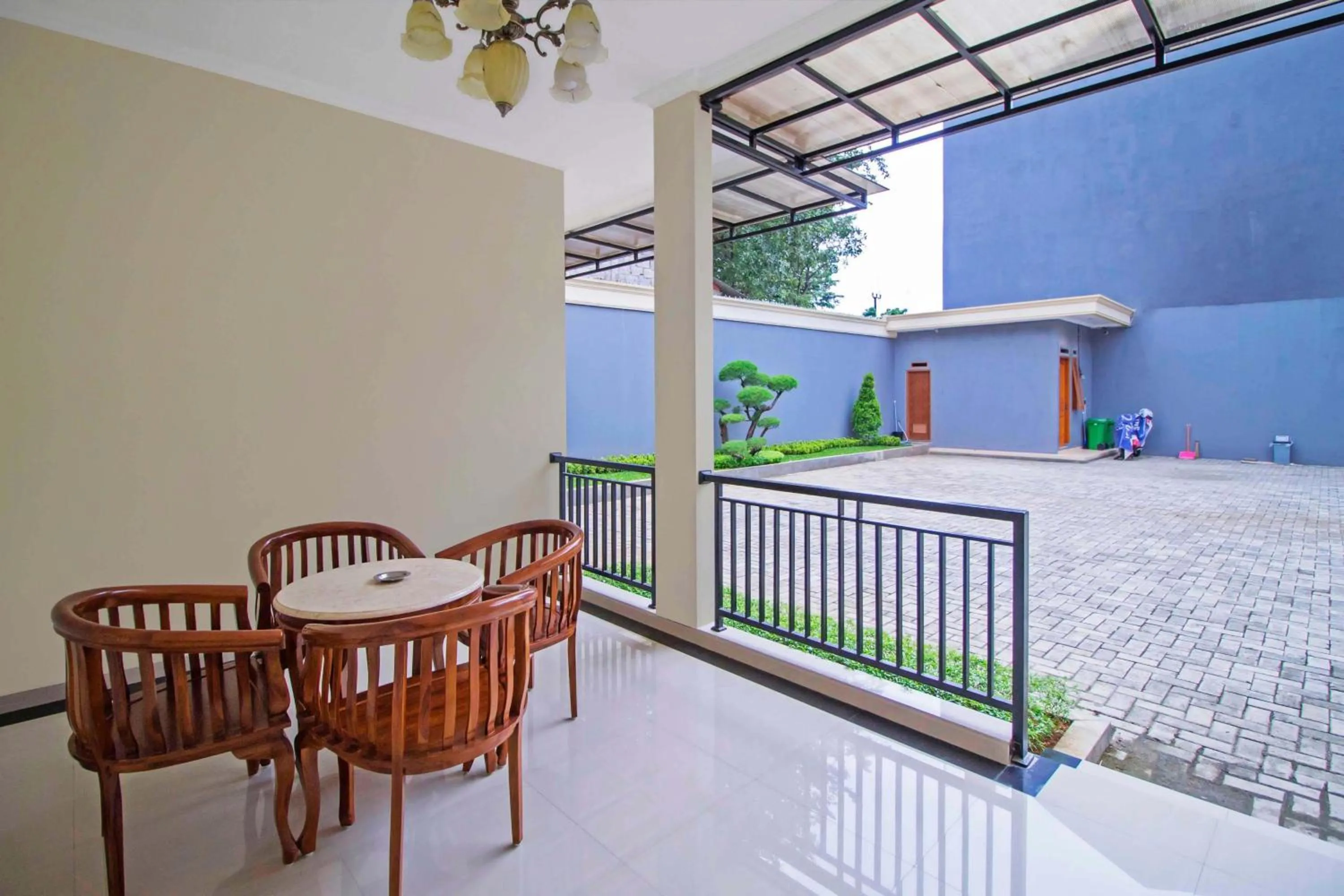 Seating area in RedDoorz Syariah near Mercu Buana University