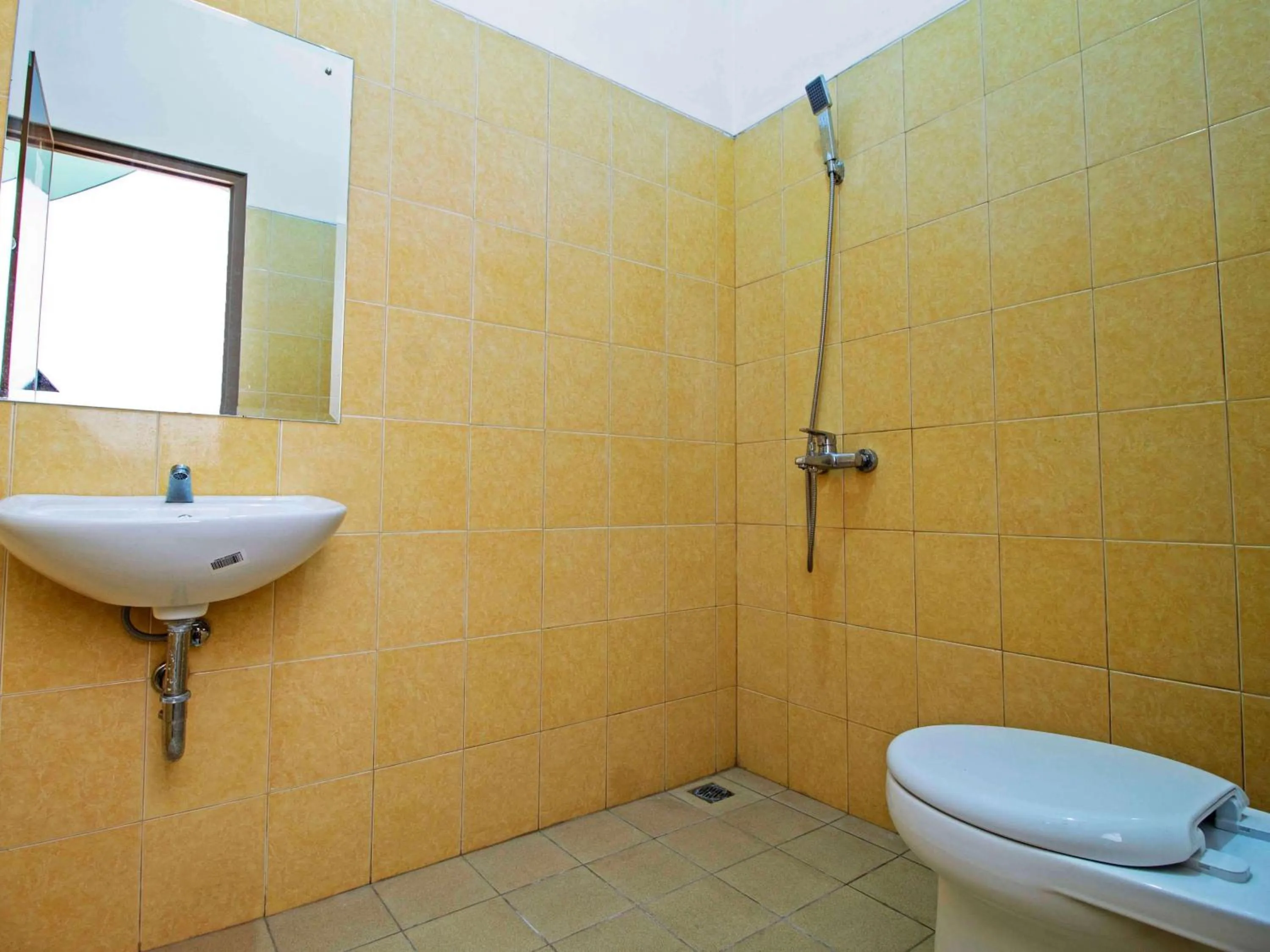 Bathroom in RedDoorz Syariah near Mercu Buana University