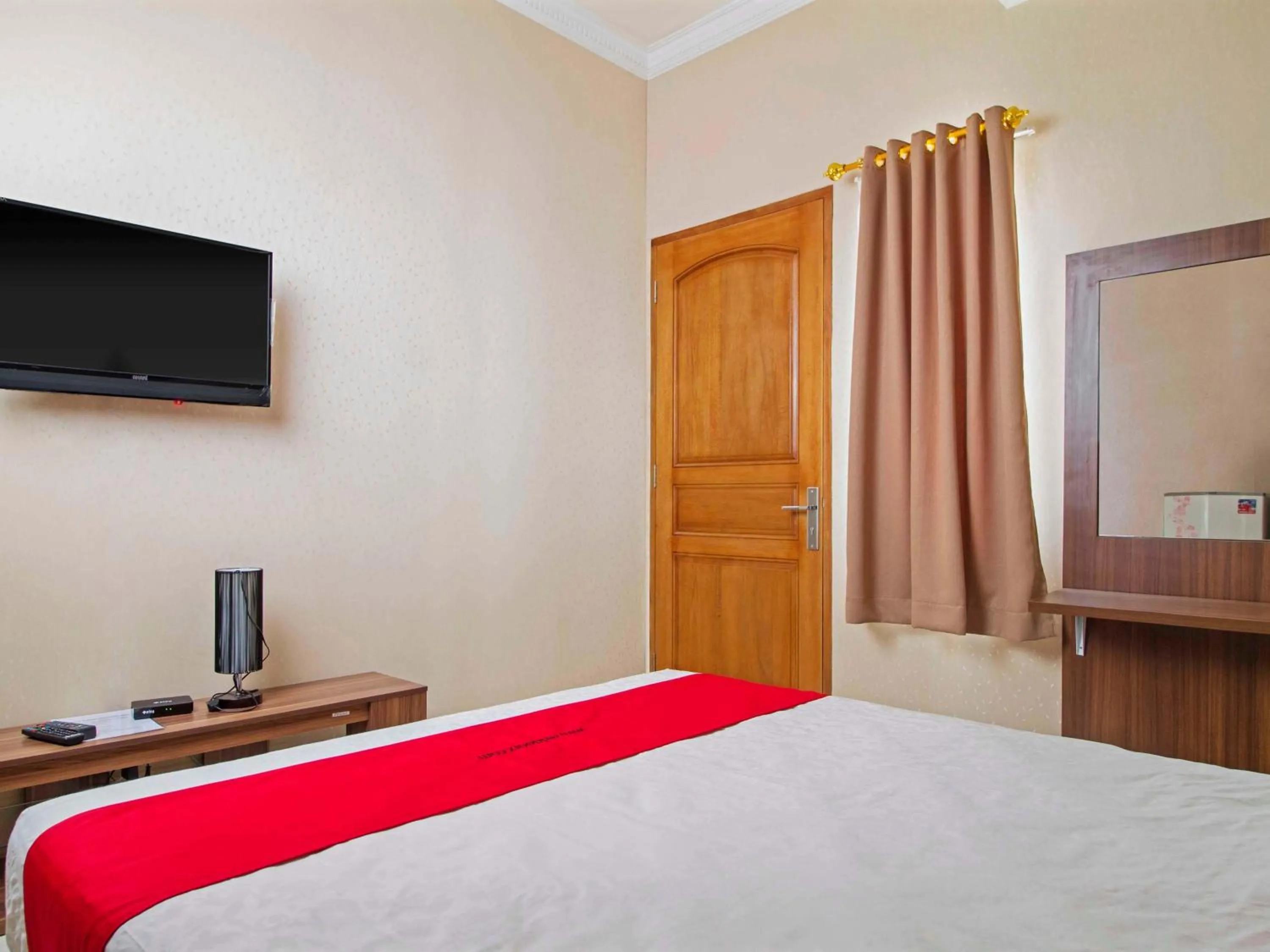 Bedroom, Bed in RedDoorz Syariah near Mercu Buana University