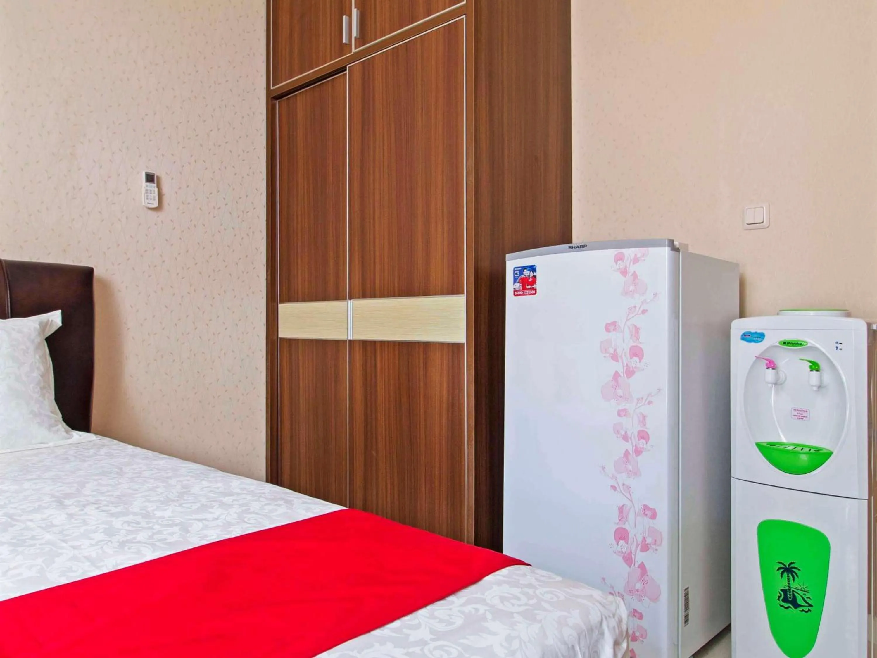 Bedroom, Bed in RedDoorz Syariah near Mercu Buana University