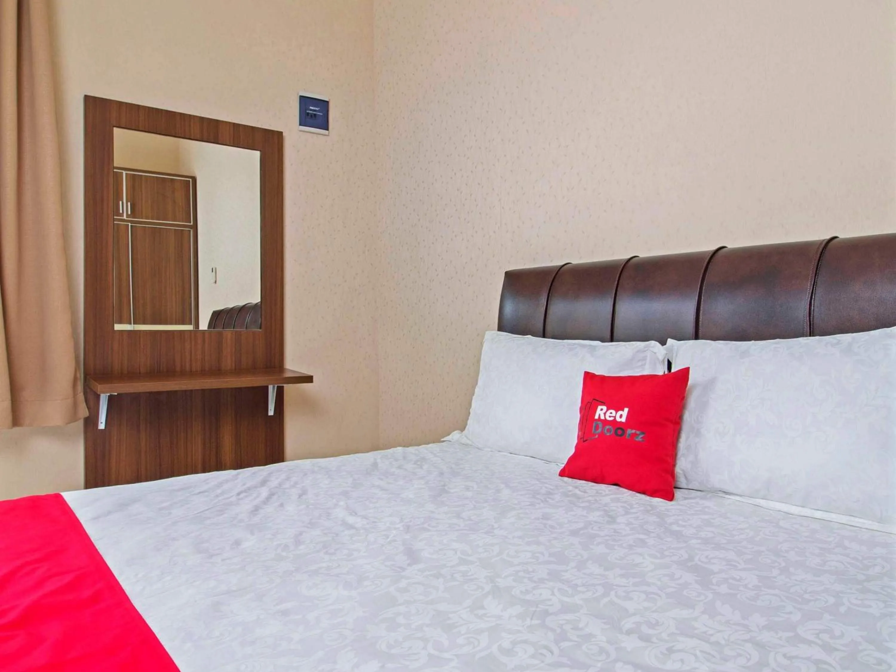 Bedroom, Bed in RedDoorz Syariah near Mercu Buana University