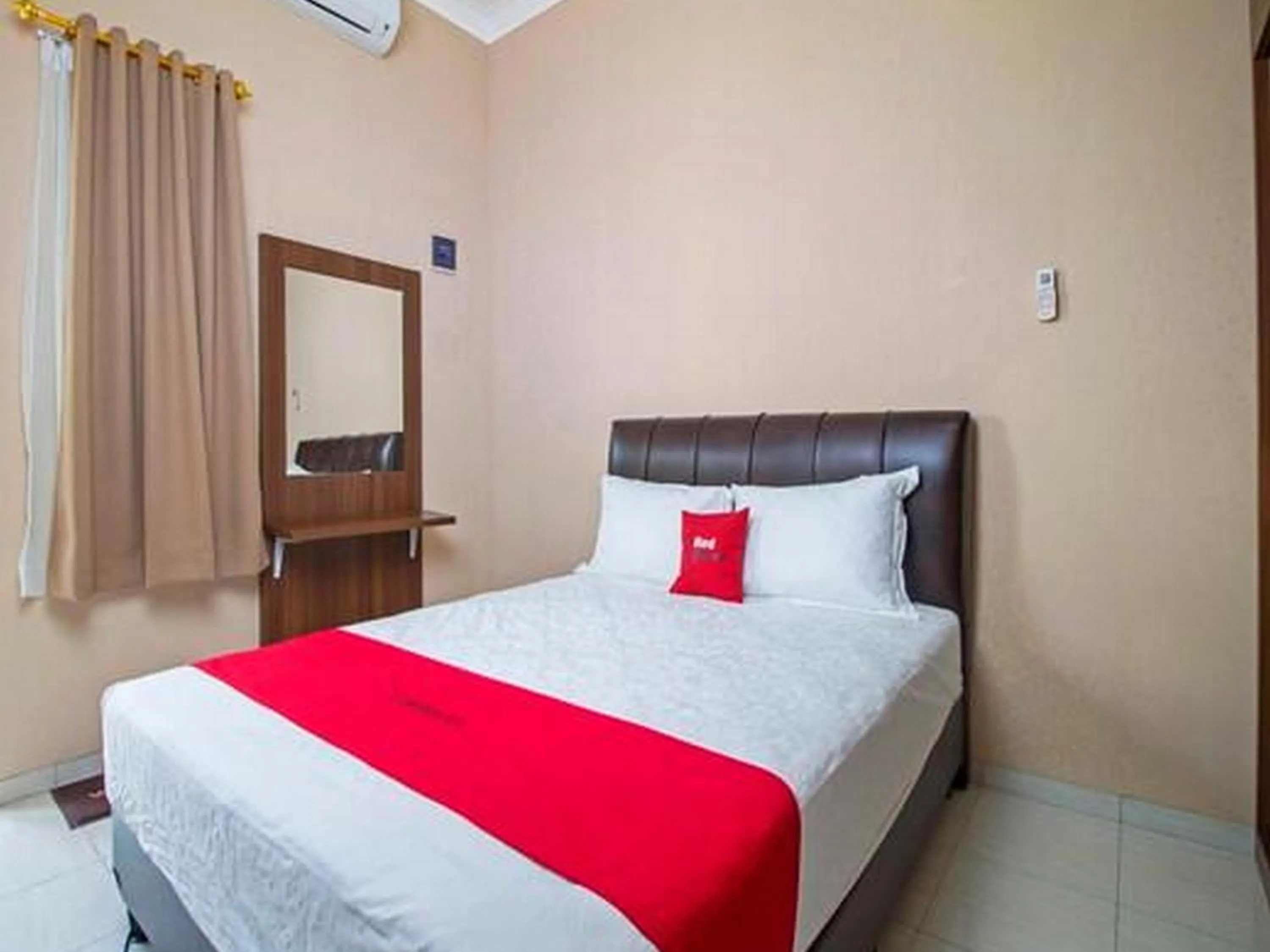 Bedroom, Bed in RedDoorz Syariah near Mercu Buana University