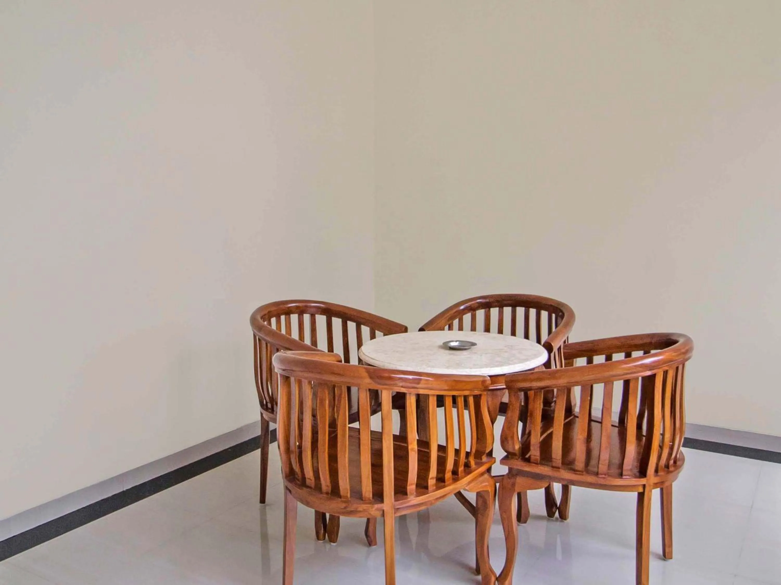 Seating area in RedDoorz Syariah near Mercu Buana University