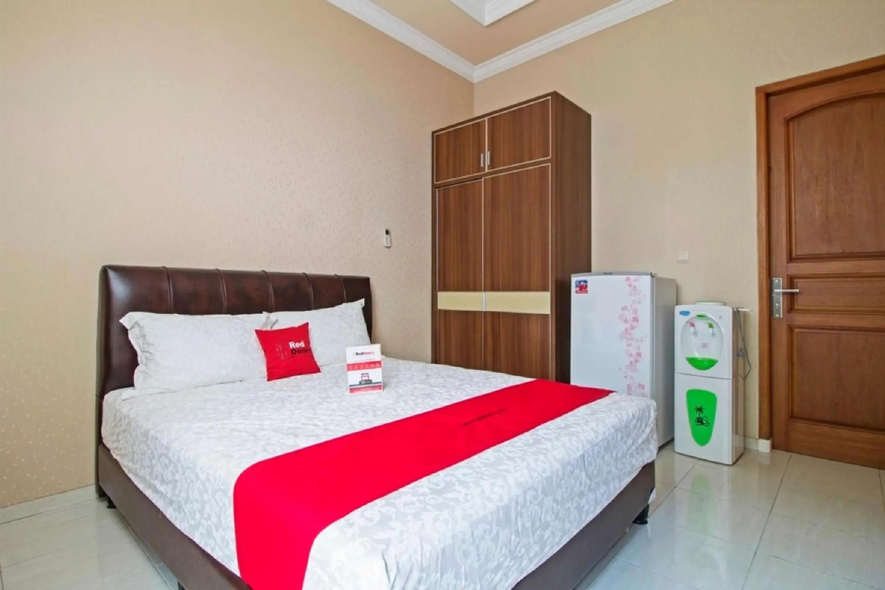 RedDoorz Double Room in RedDoorz Syariah near Mercu Buana University RedDoorz Double Room in RedDoorz Syariah near Mercu Buana University