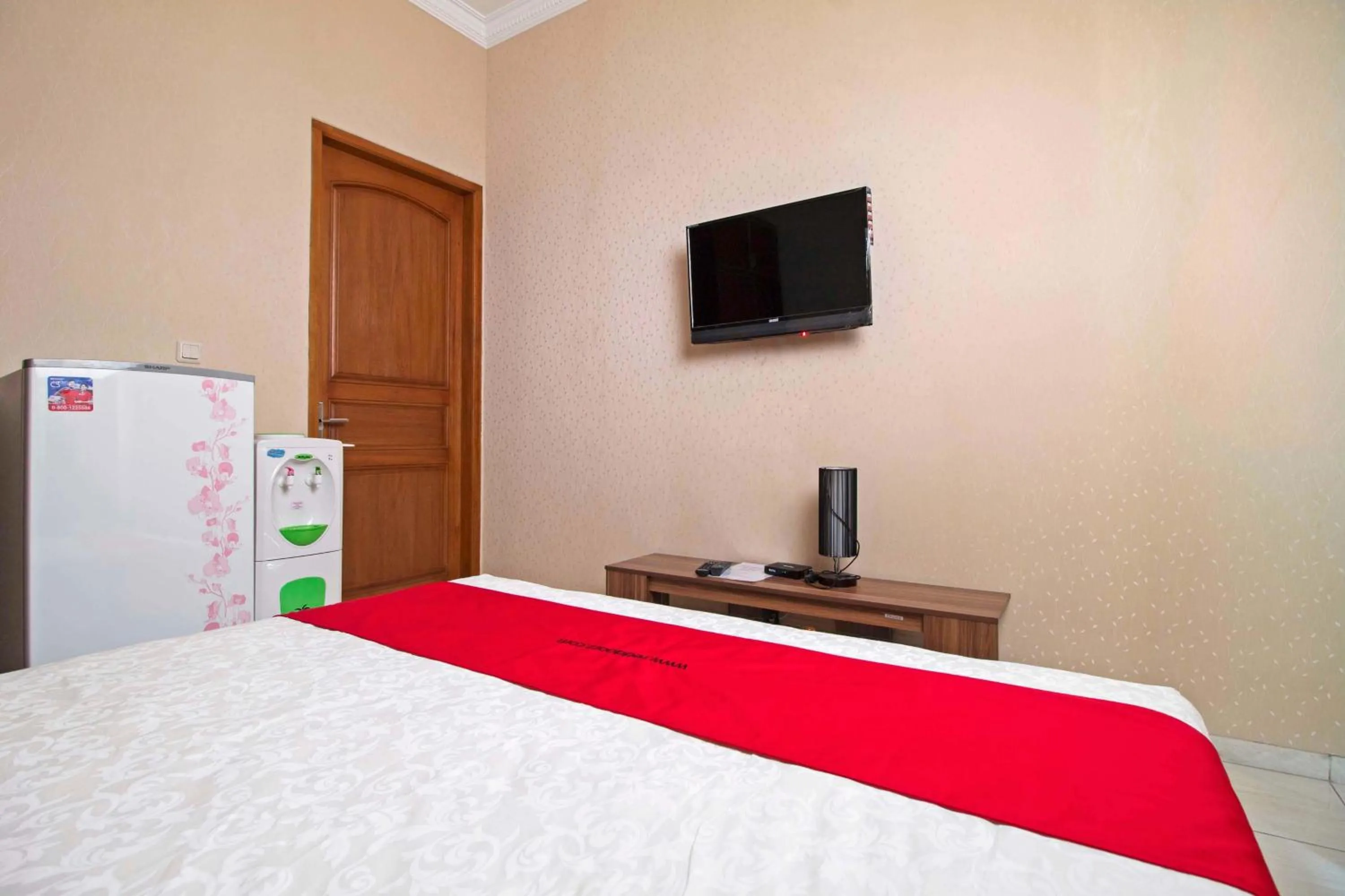 Bedroom, Bed in RedDoorz Syariah near Mercu Buana University