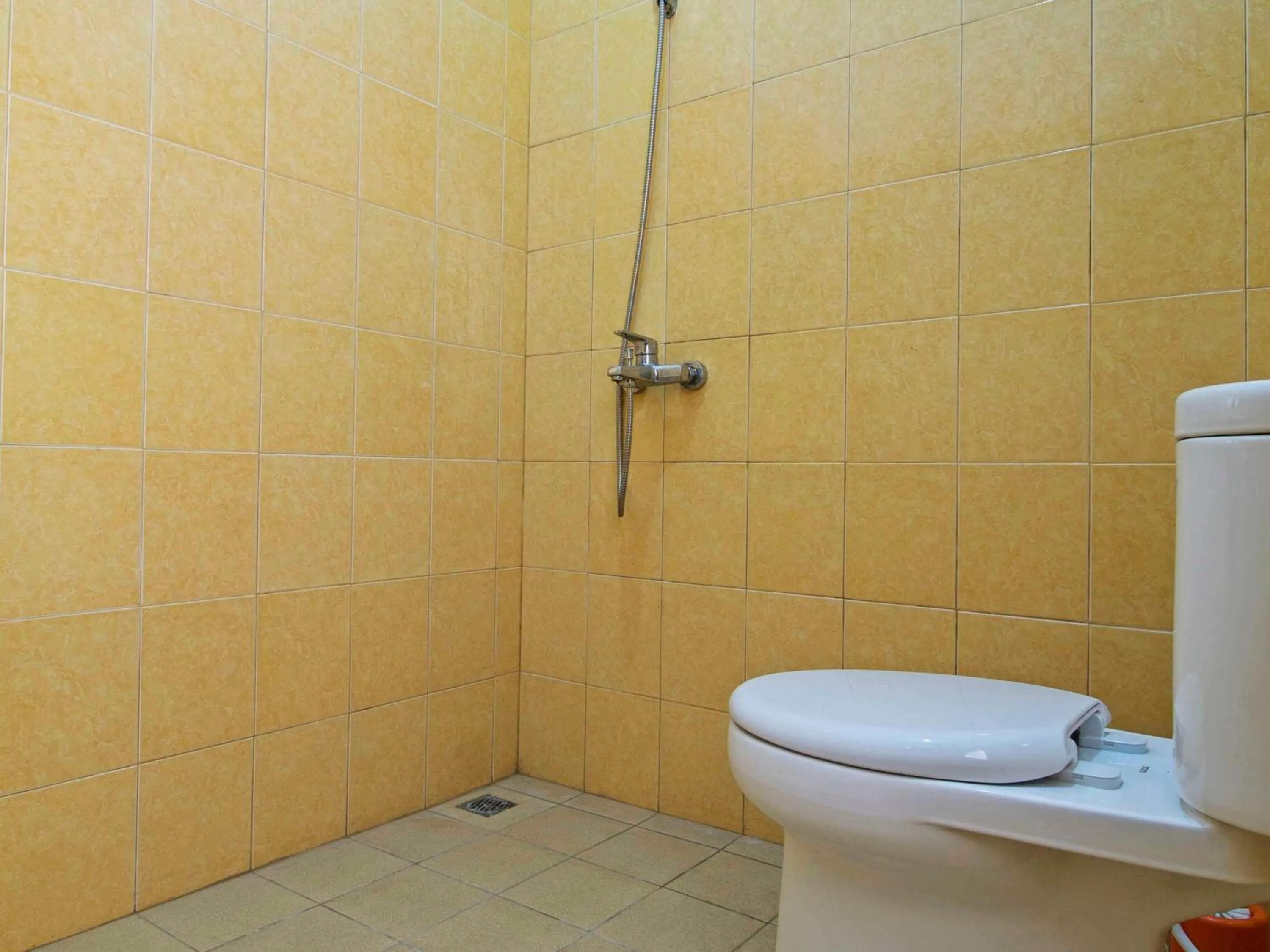 Bathroom in RedDoorz Syariah near Mercu Buana University