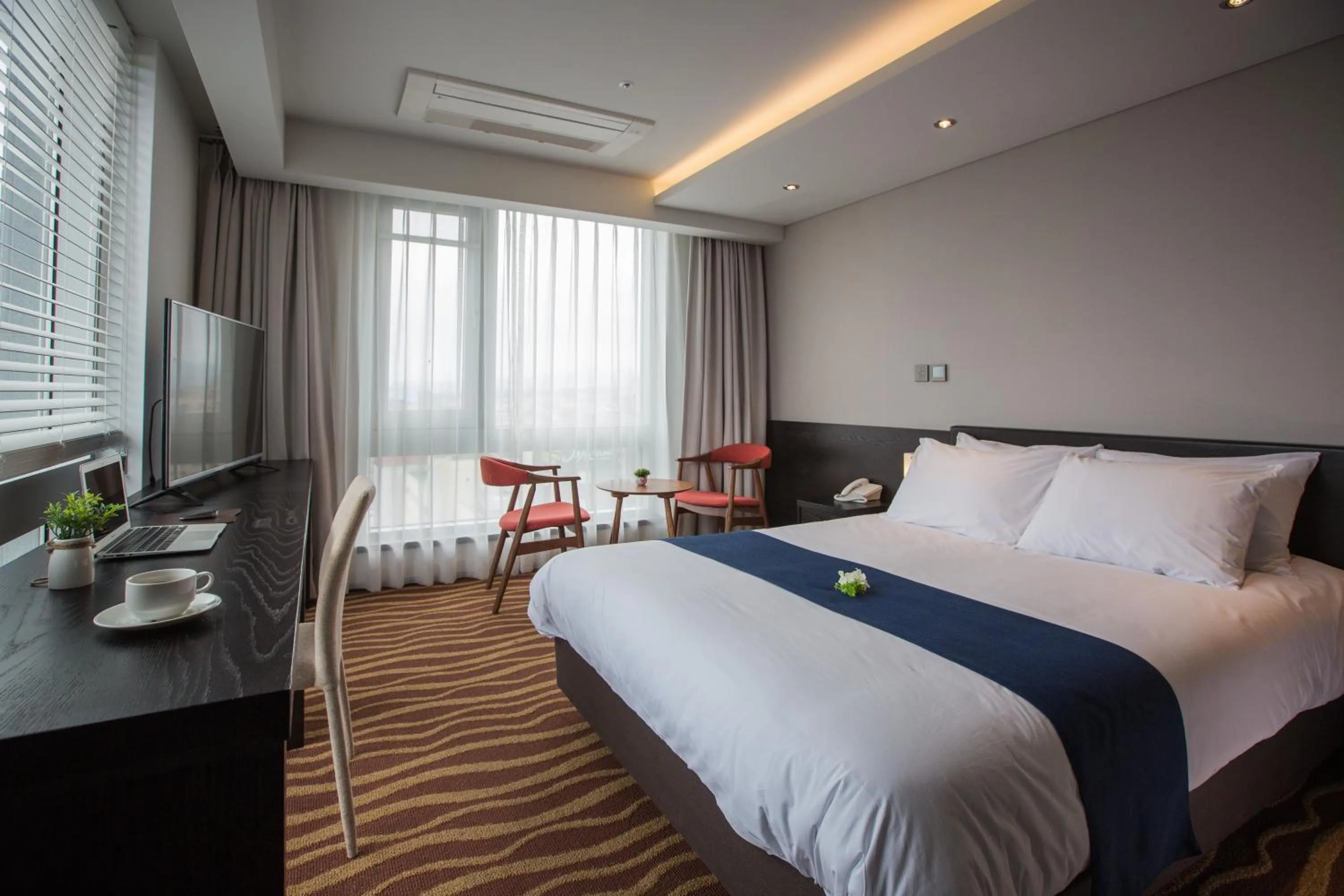 Bed in Gloucester Hotel Jeju