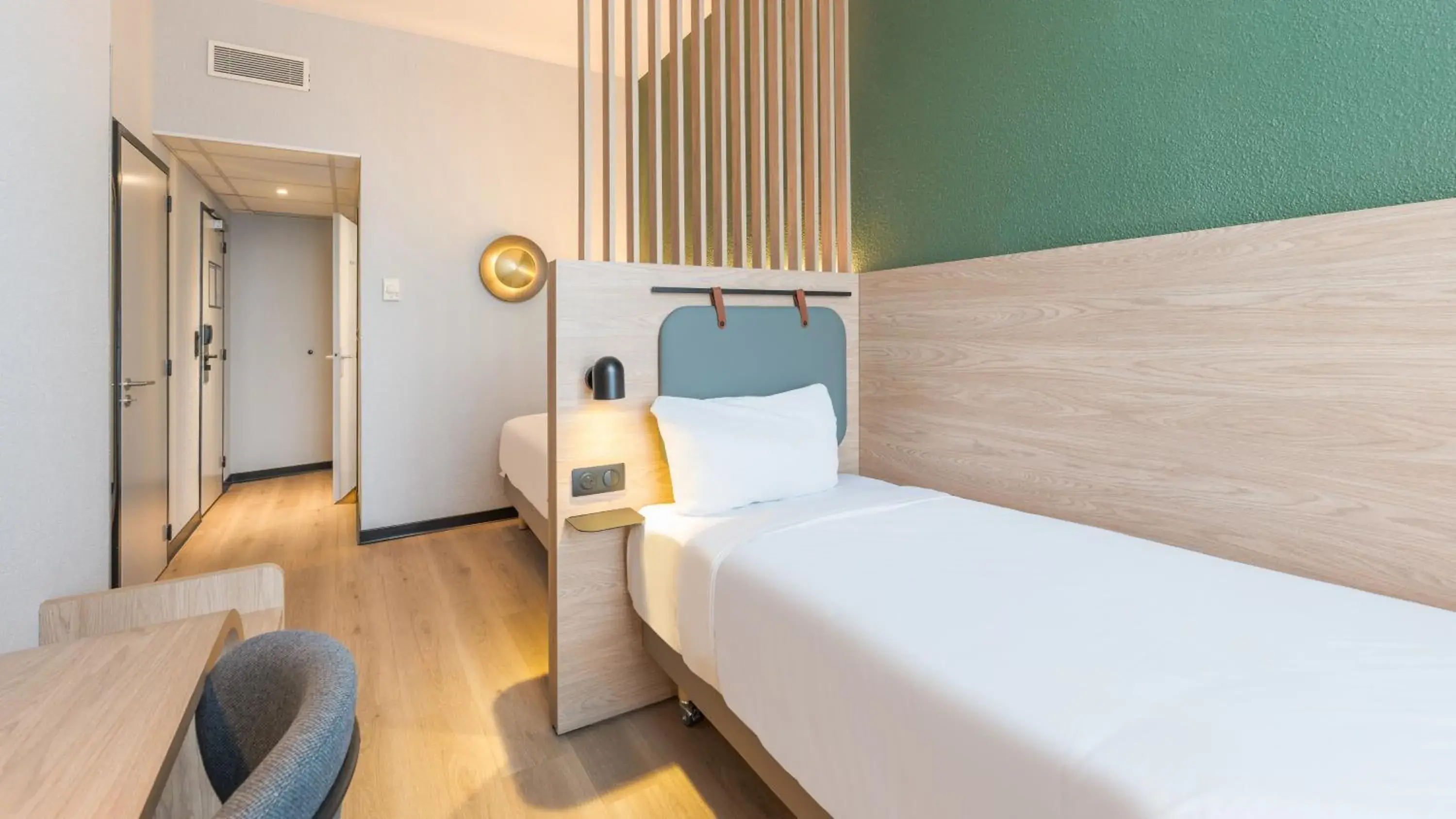 Two Connecting Standard Room with One Queen Bed and Two Single Beds in Campanile PRIME - Lyon Centre - Gare Perrache Two Connecting Standard Room with One Queen Bed and Two Single Beds in Campanile PRIME - Lyon Centre - Gare Perrache