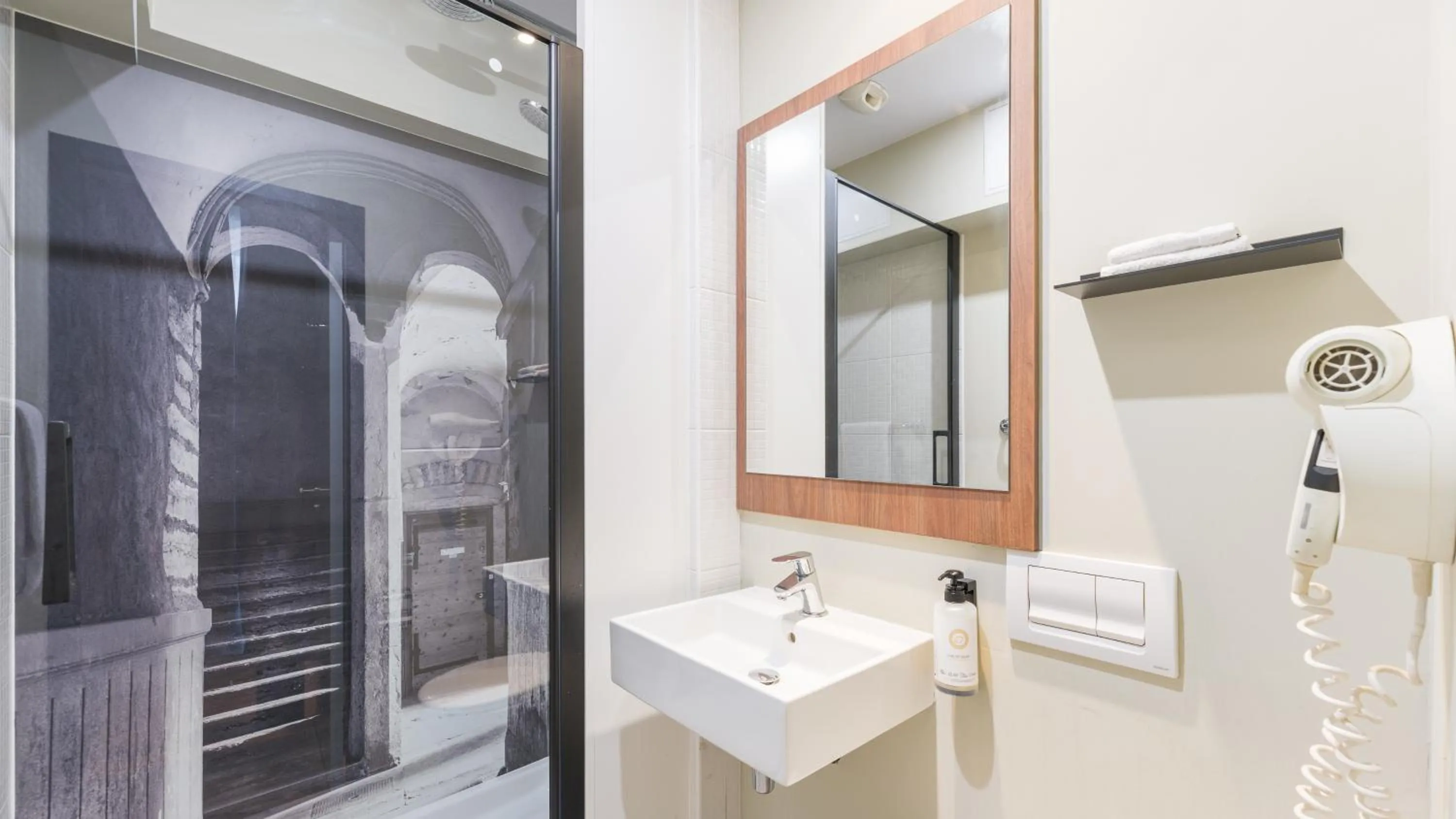 Bathroom in Campanile PRIME - Lyon Centre - Gare Perrache