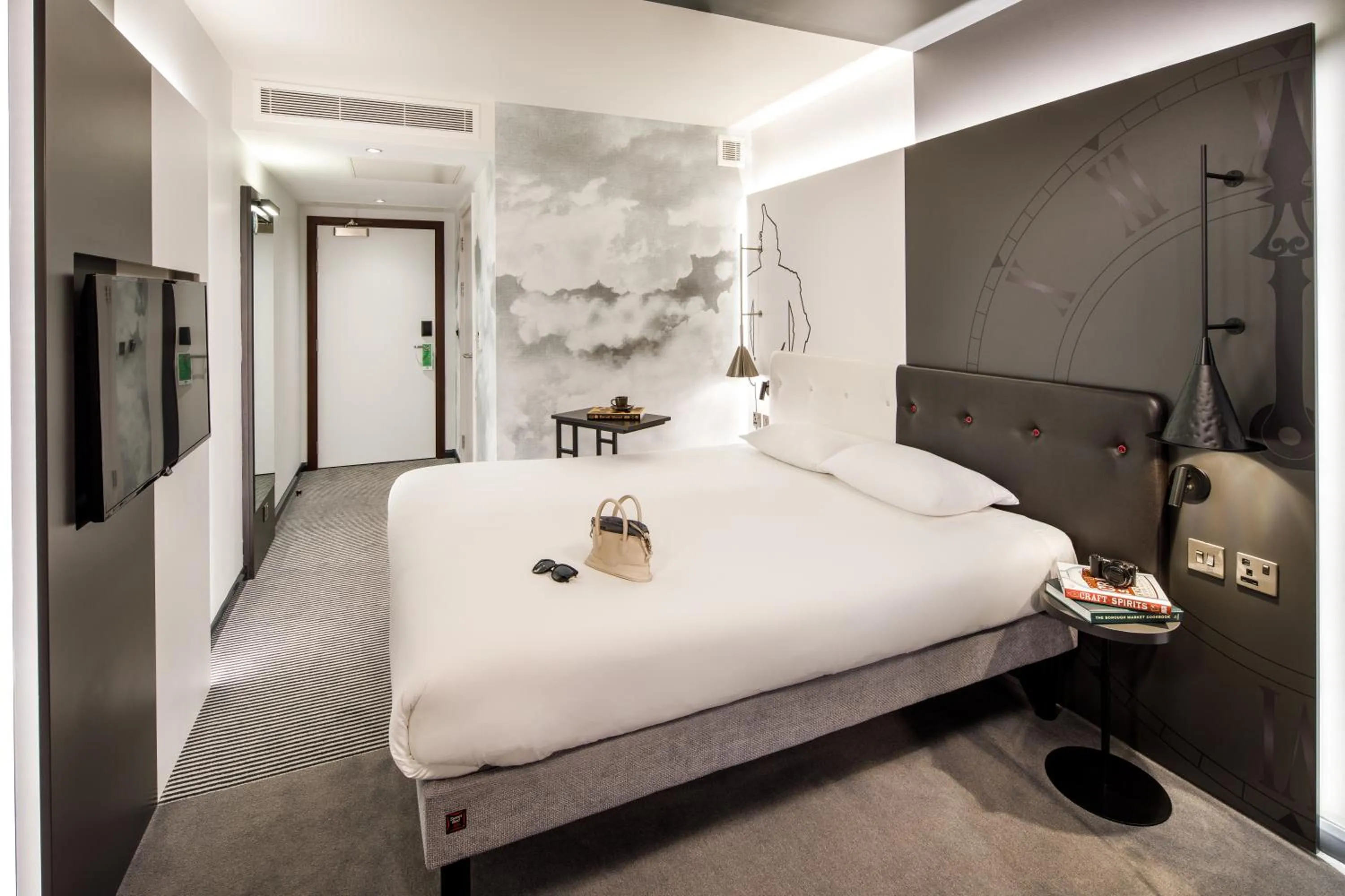 Bedroom, Bed in ibis Styles London Southwark - near Borough Market