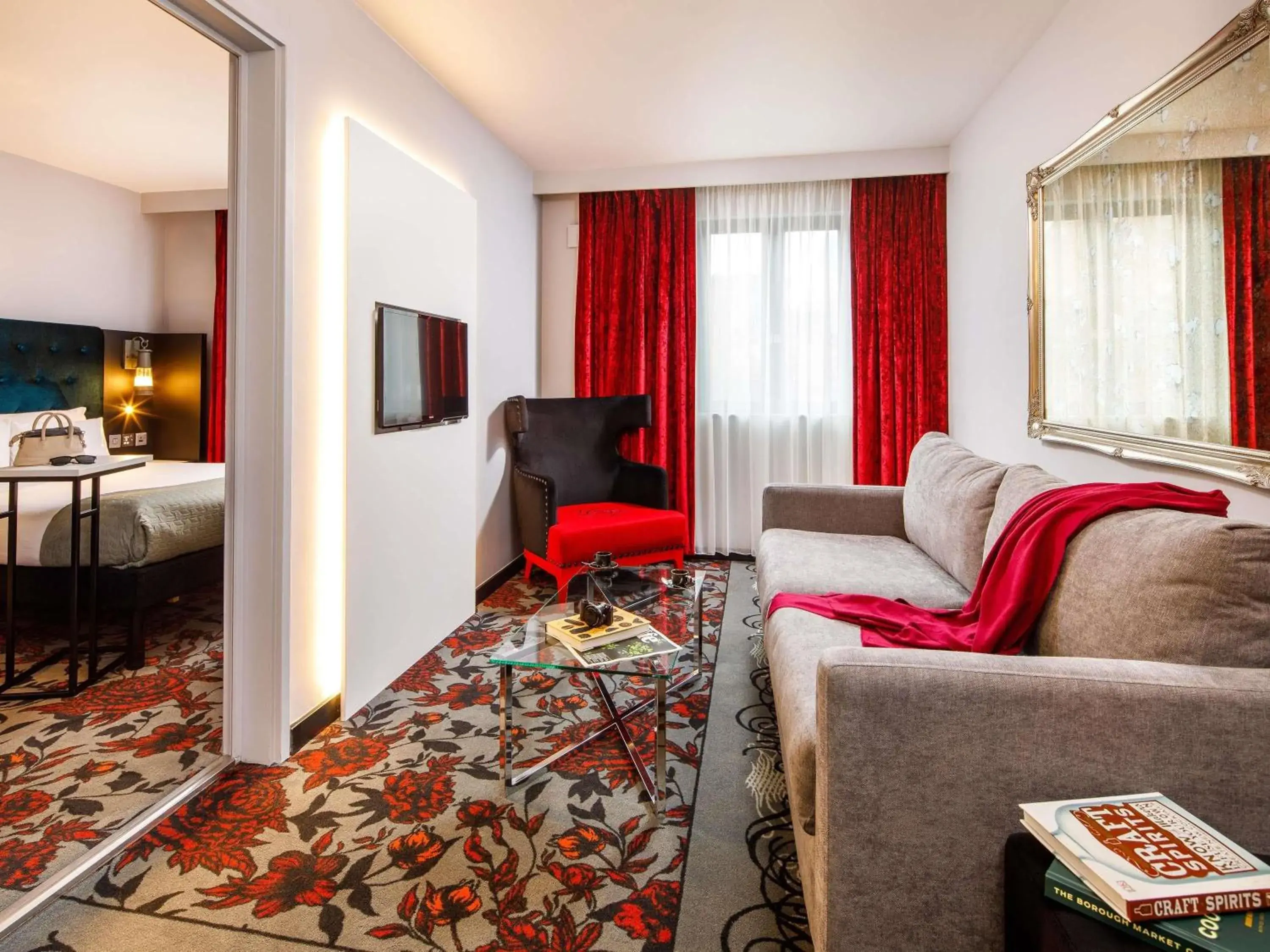 Superior Suite with 1 queensize bed and sofa in ibis Styles London Southwark - near Borough Market Superior Suite with 1 queensize bed and sofa in ibis Styles London Southwark - near Borough Market