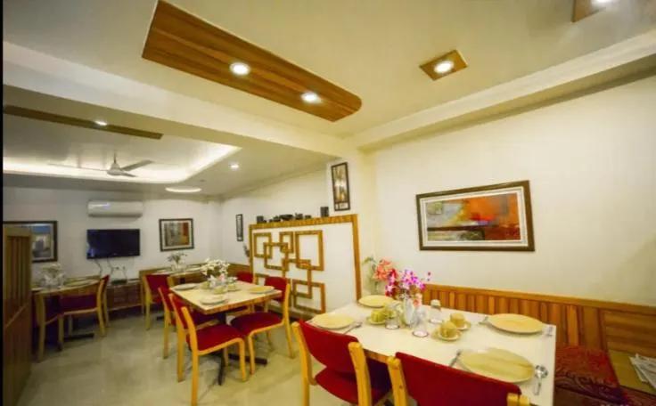 Restaurant/places to eat in Hotel GK Palace