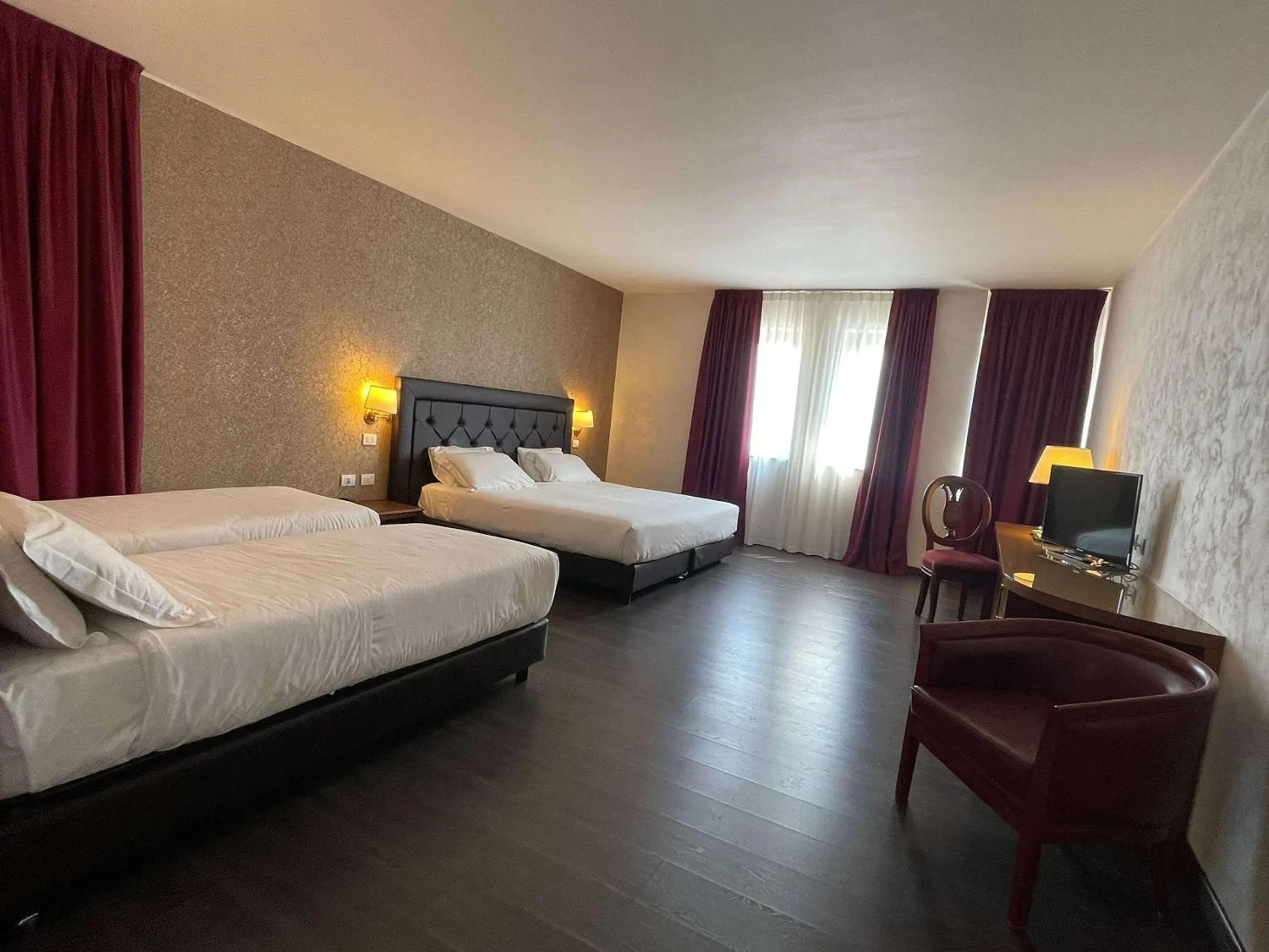 Photo of the whole room, Bed in Best Western Park Hotel Continental