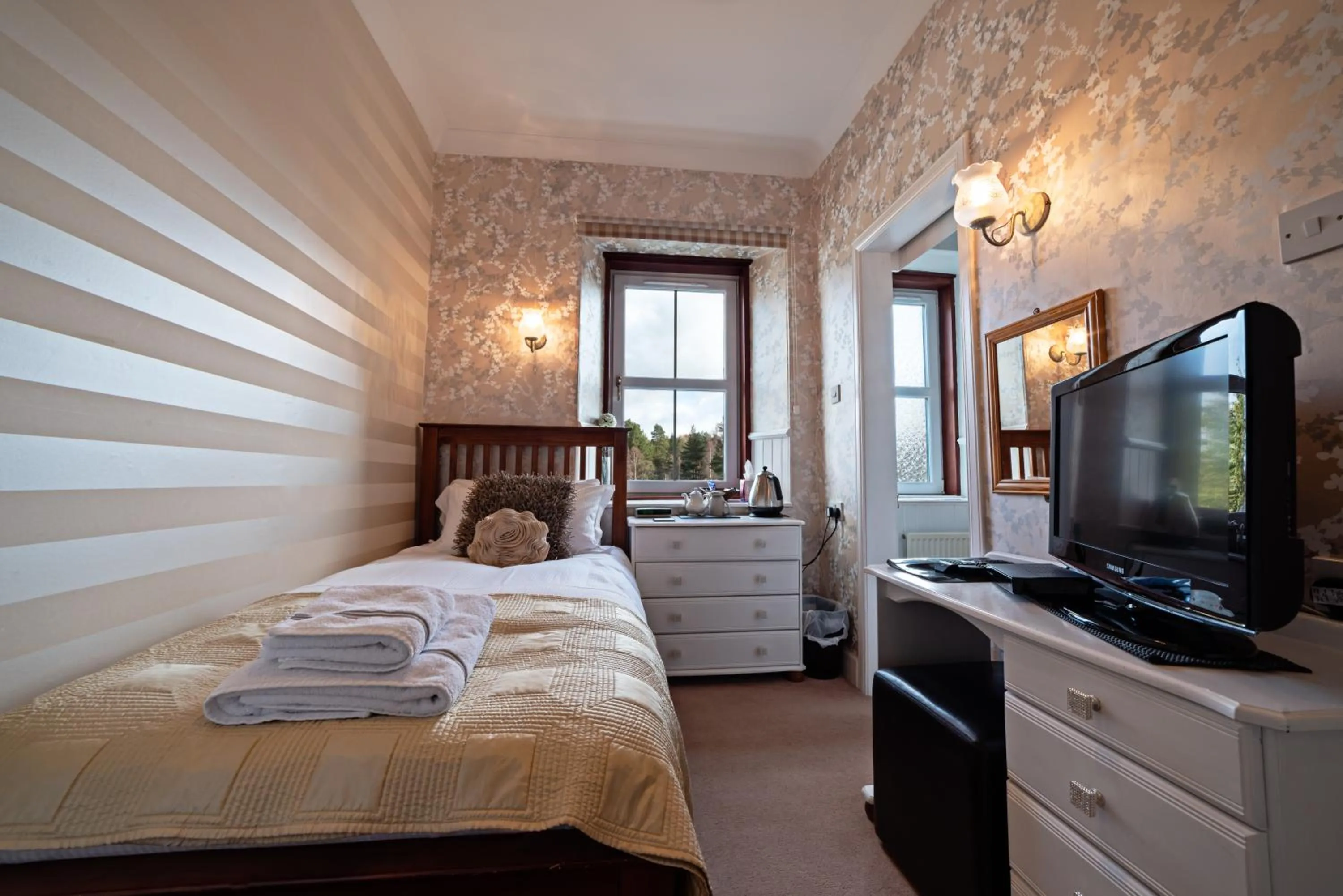 Bed in The Rowan Tree Country Hotel