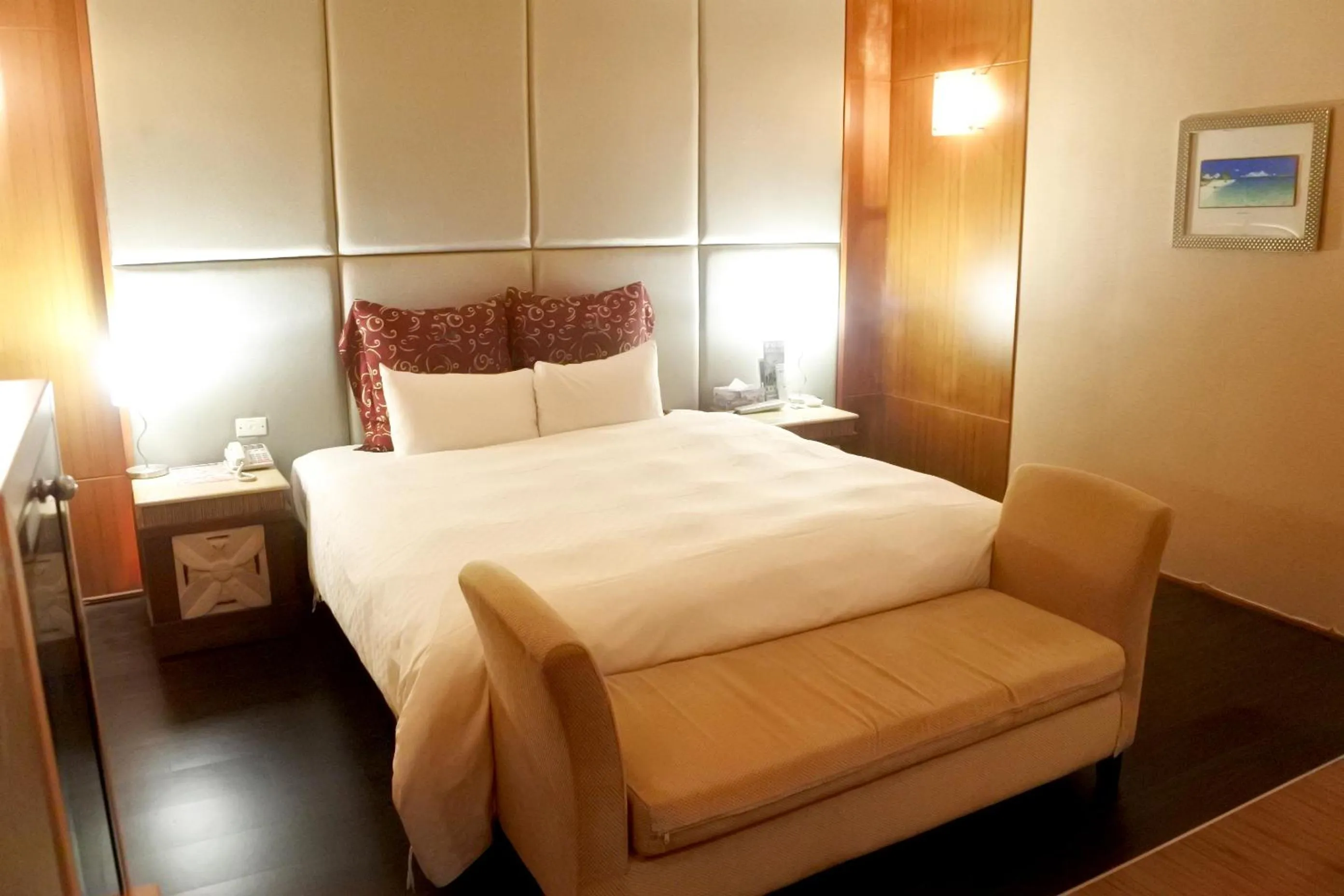 Photo of the whole room, Bed in North Country Motel