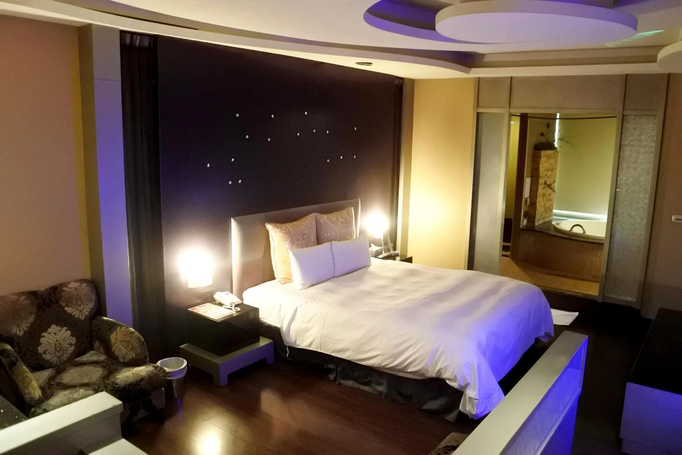 Photo of the whole room, Bed in North Country Motel