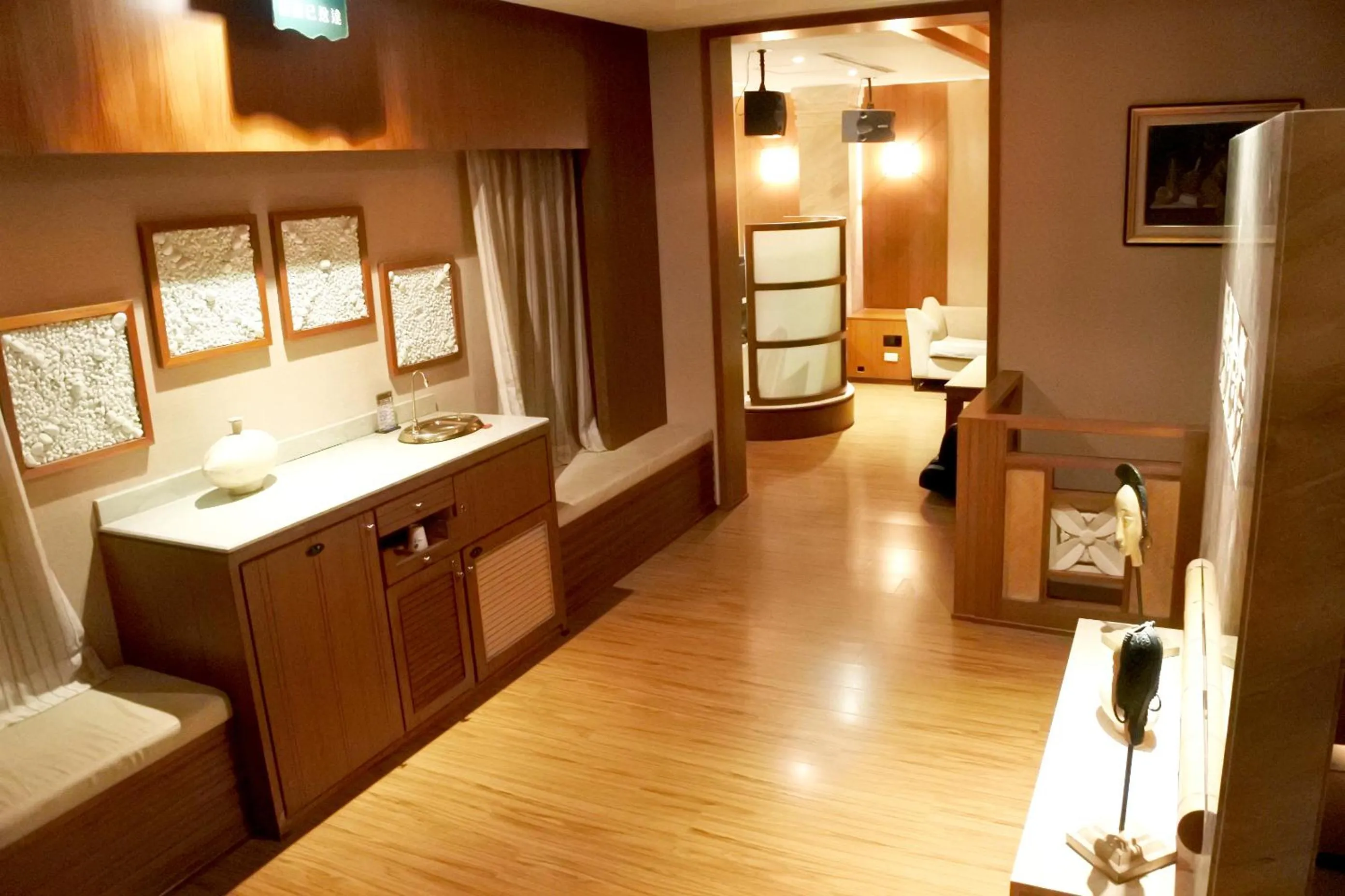 Decorative detail, Bed in North Country Motel