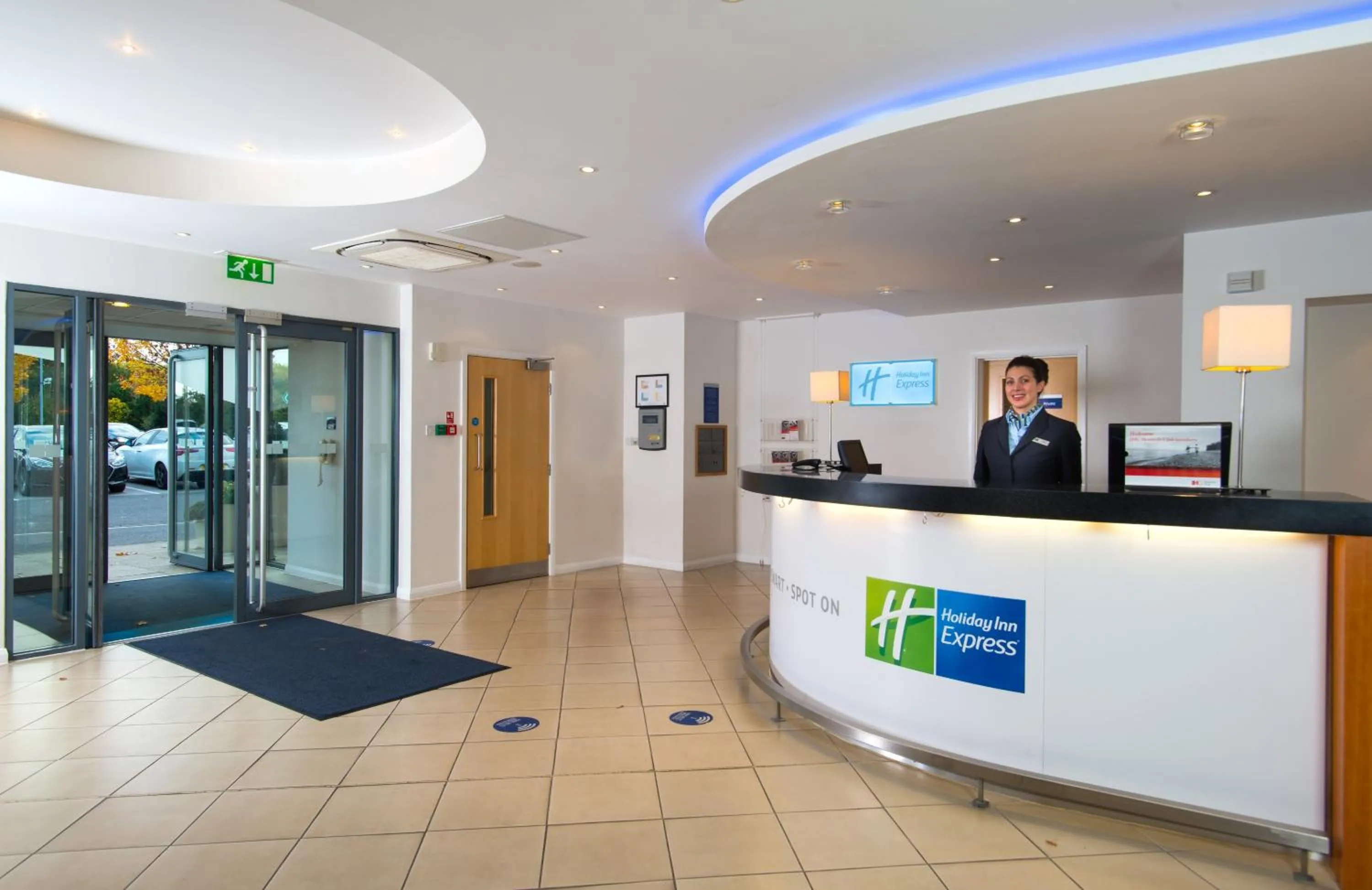 Lobby or reception in Holiday Inn Express Bedford by IHG