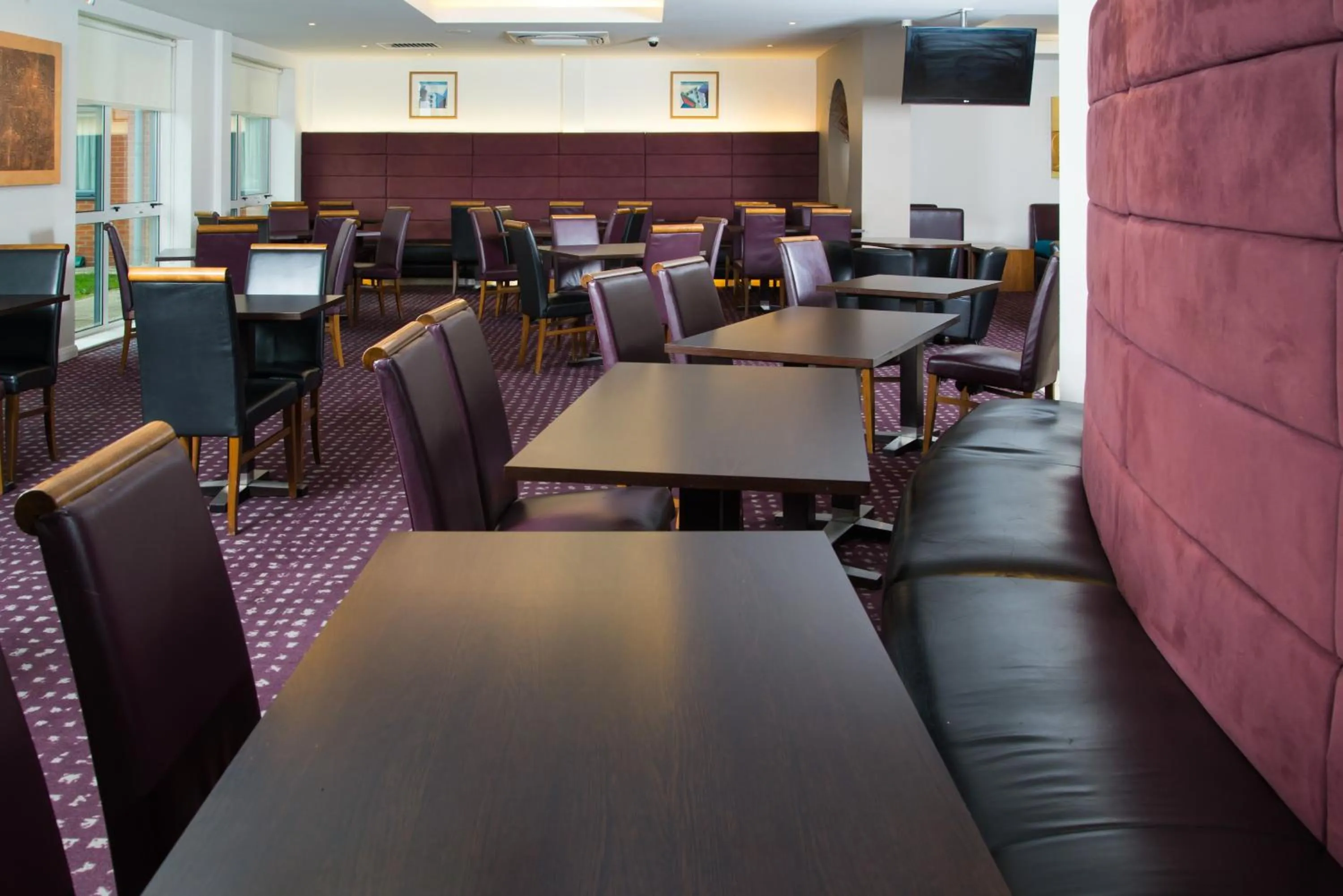 Restaurant/places to eat in Holiday Inn Express Bedford by IHG