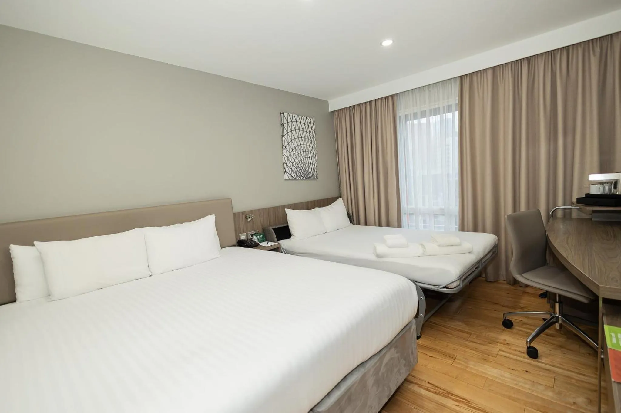 Photo of the whole room, Bed in Holiday Inn London West by IHG