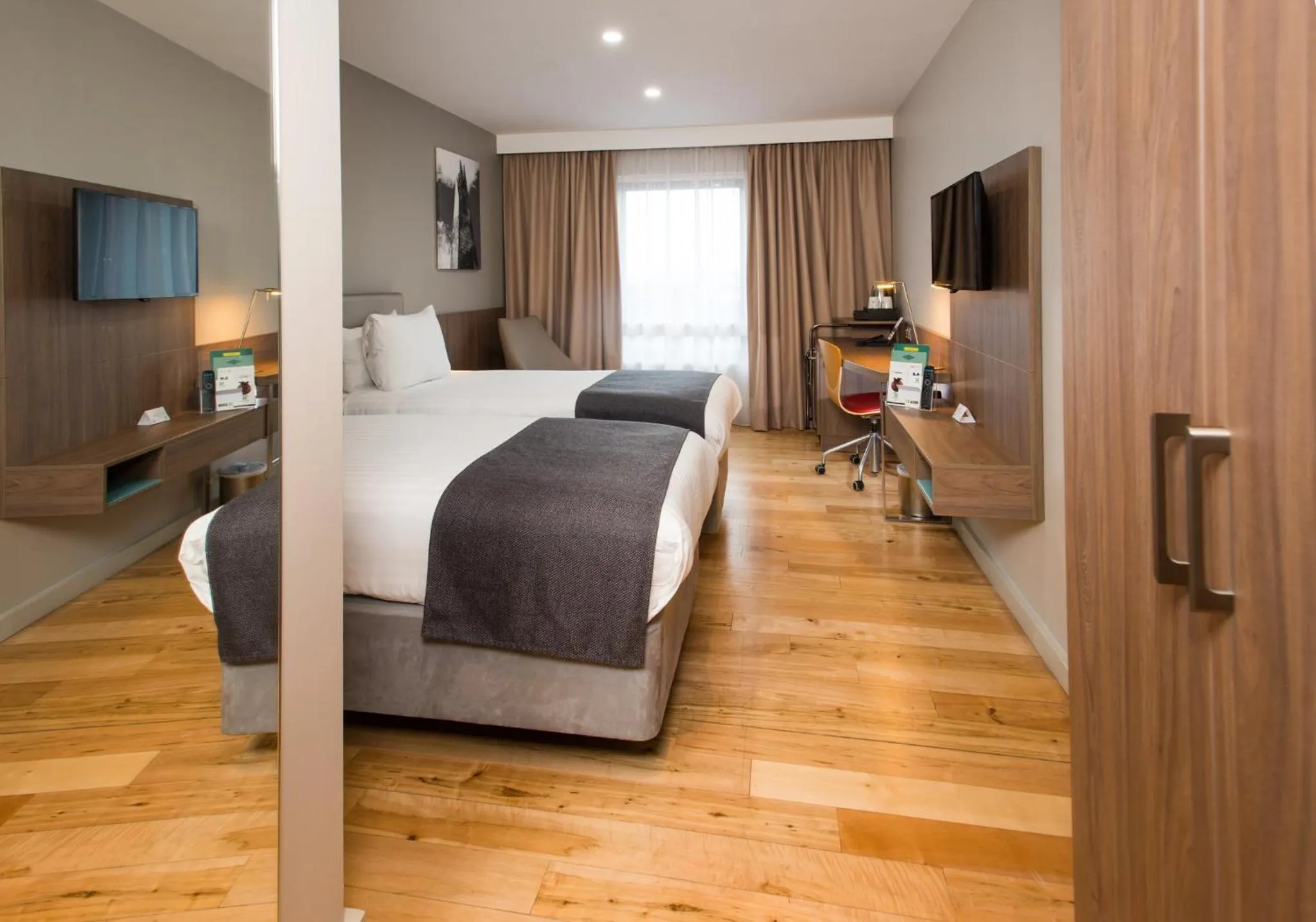 Photo of the whole room, Bed in Holiday Inn London West by IHG