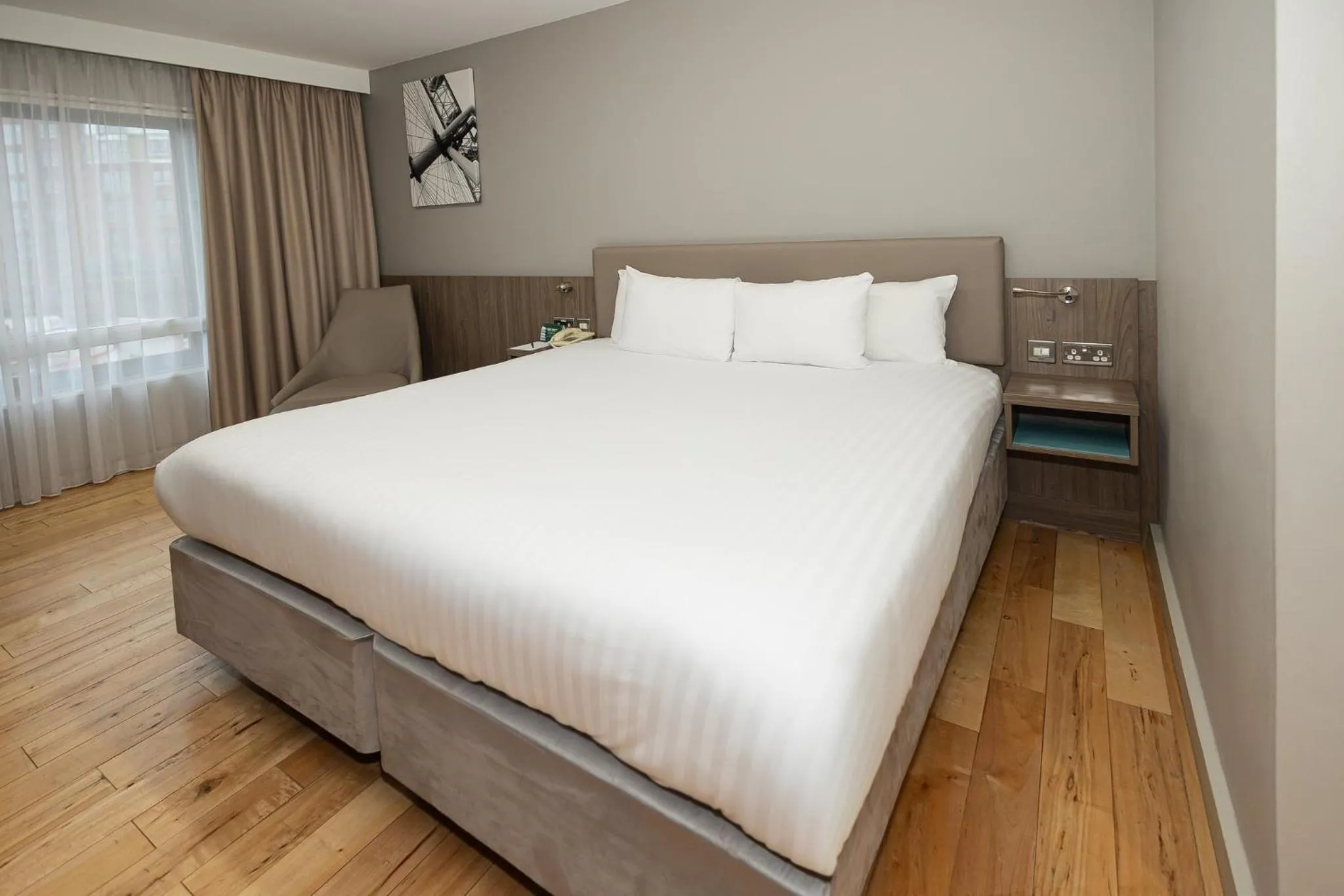 Photo of the whole room, Bed in Holiday Inn London West by IHG