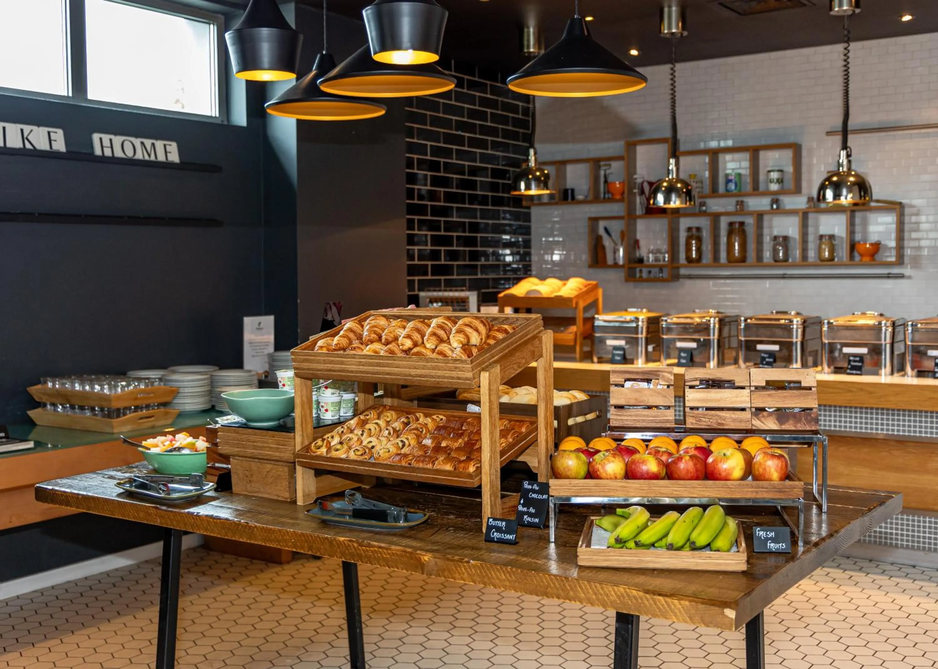 Food and drinks in Holiday Inn London West by IHG