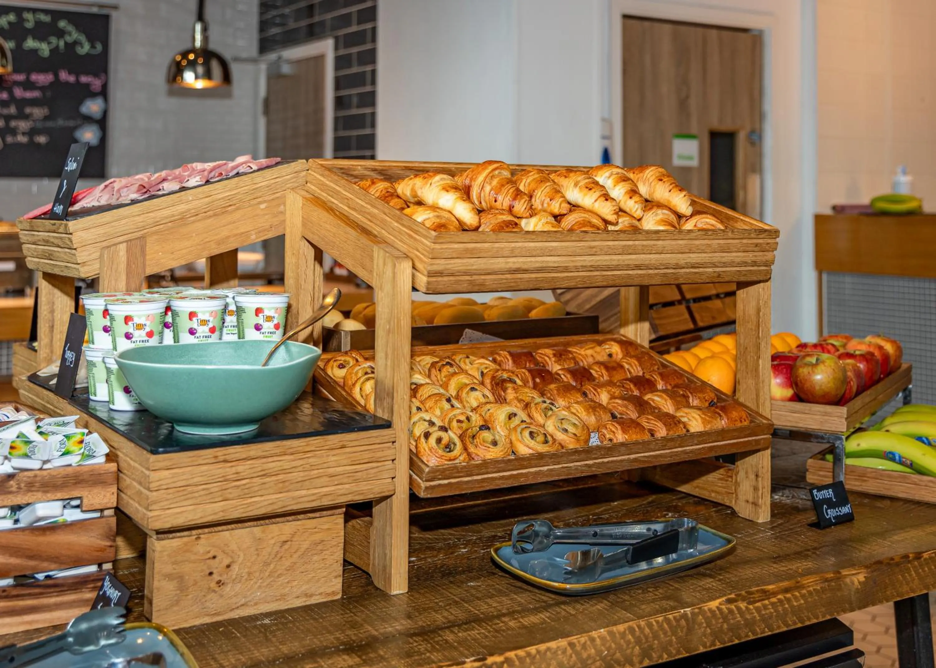 Food and drinks in Holiday Inn London West by IHG