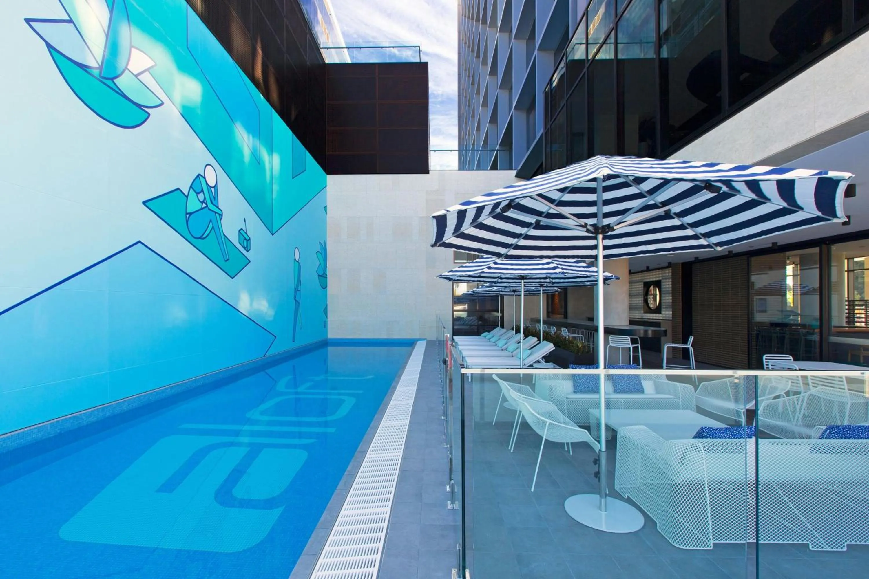 Swimming pool in Aloft Perth