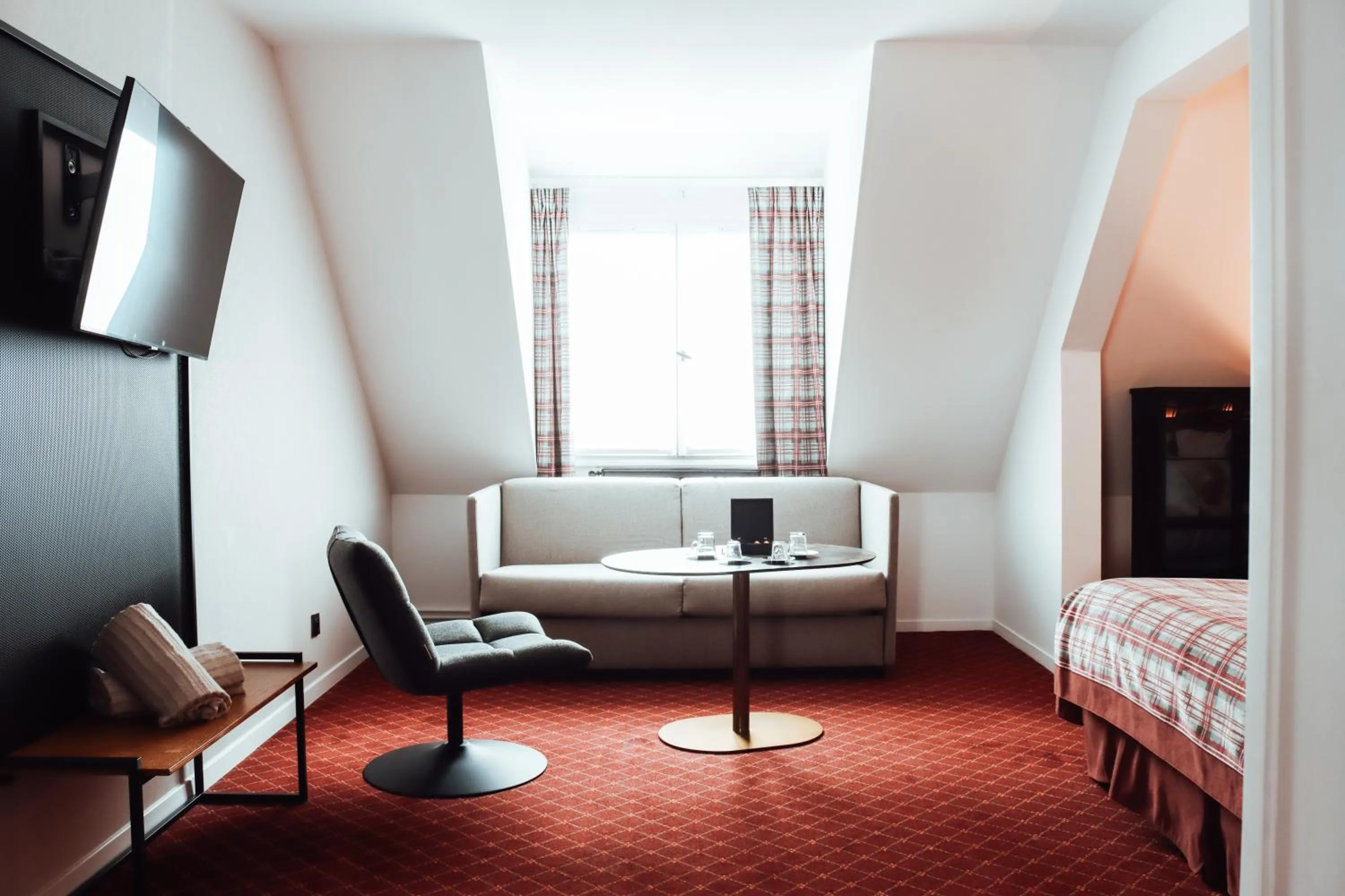 Communal lounge/ TV room in Hôtel Les Jardins de Deauville