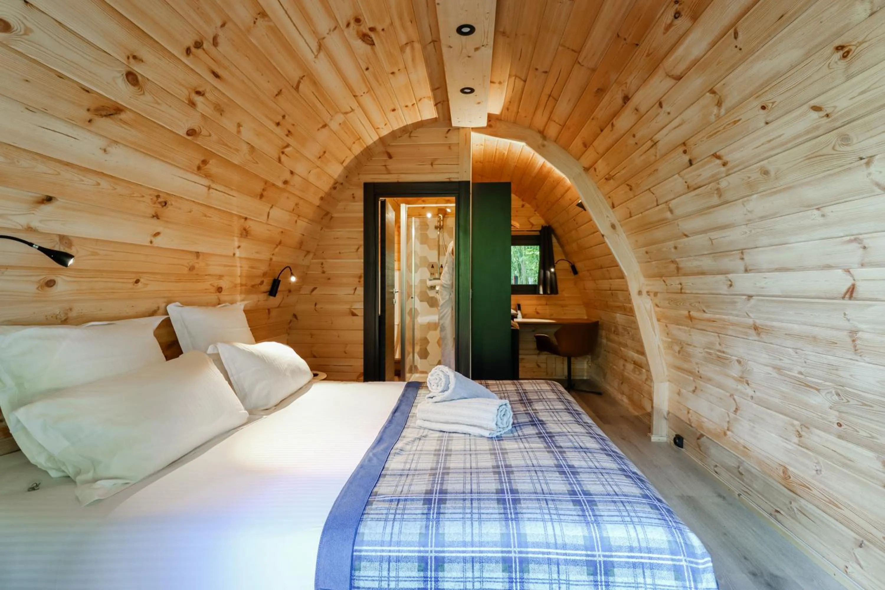 Bed in Hôtel Les Jardins de Deauville