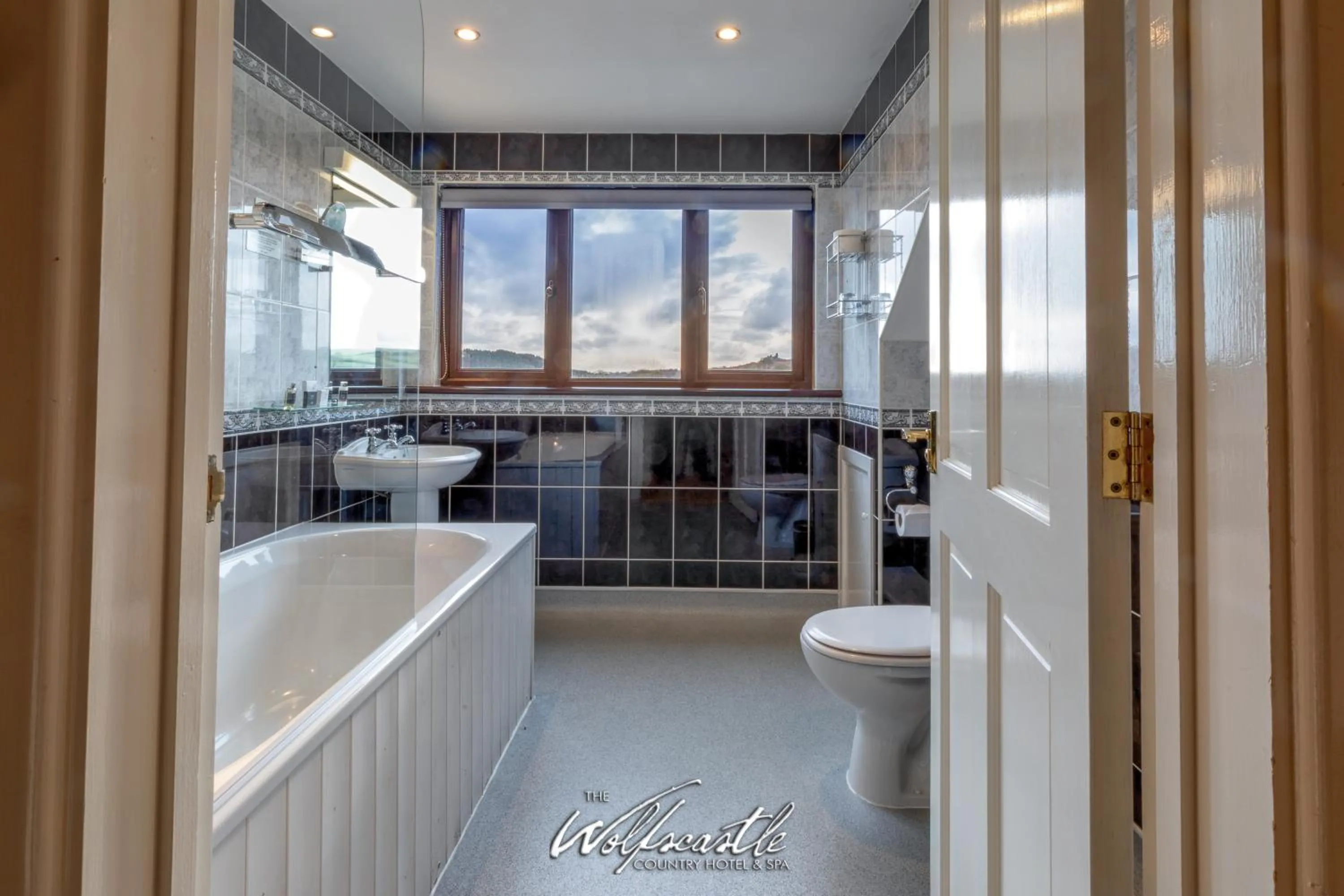 Bathroom in Wolfscastle Country Hotel