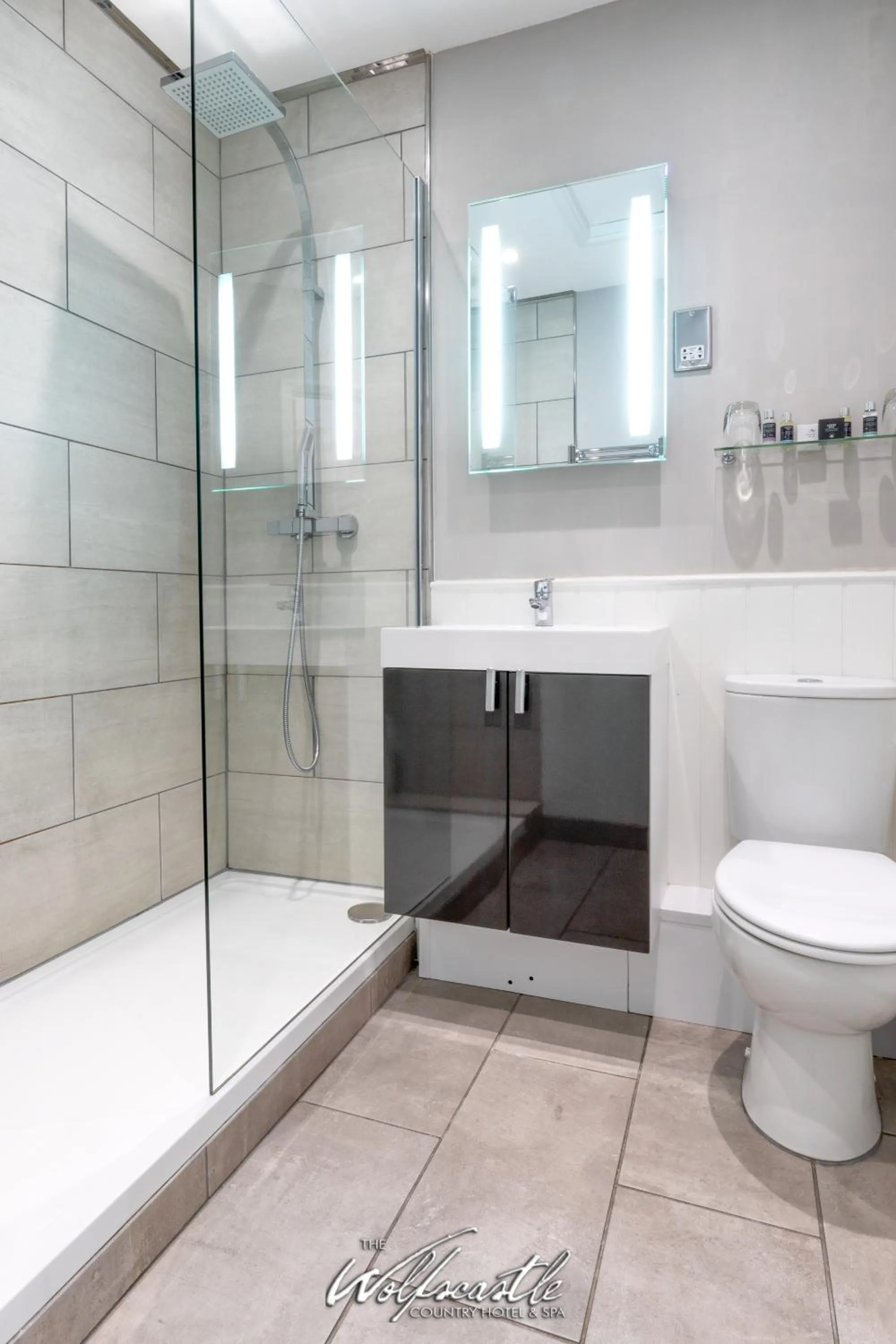 Shower in Wolfscastle Country Hotel