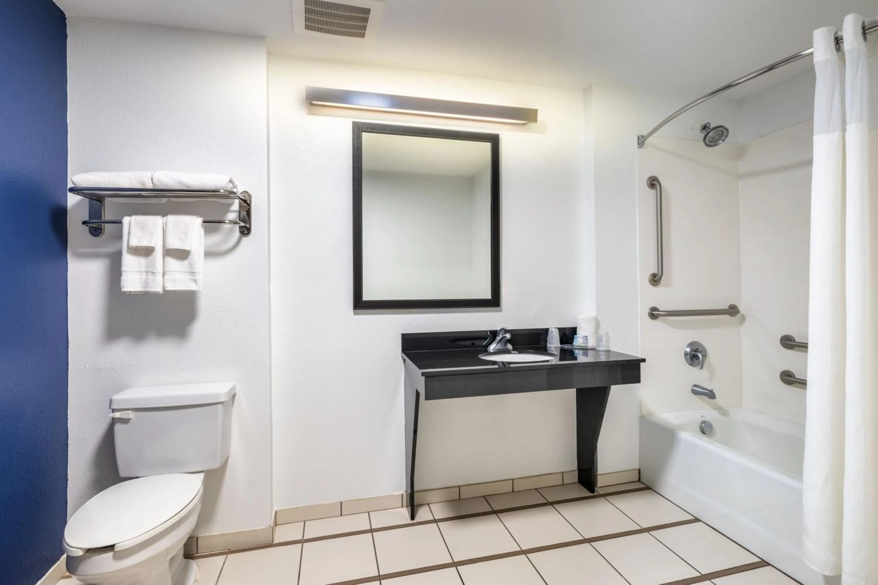 Bathroom in Fairfield Inn & Suites by Marriott Charleston North/Ashley Phosphate