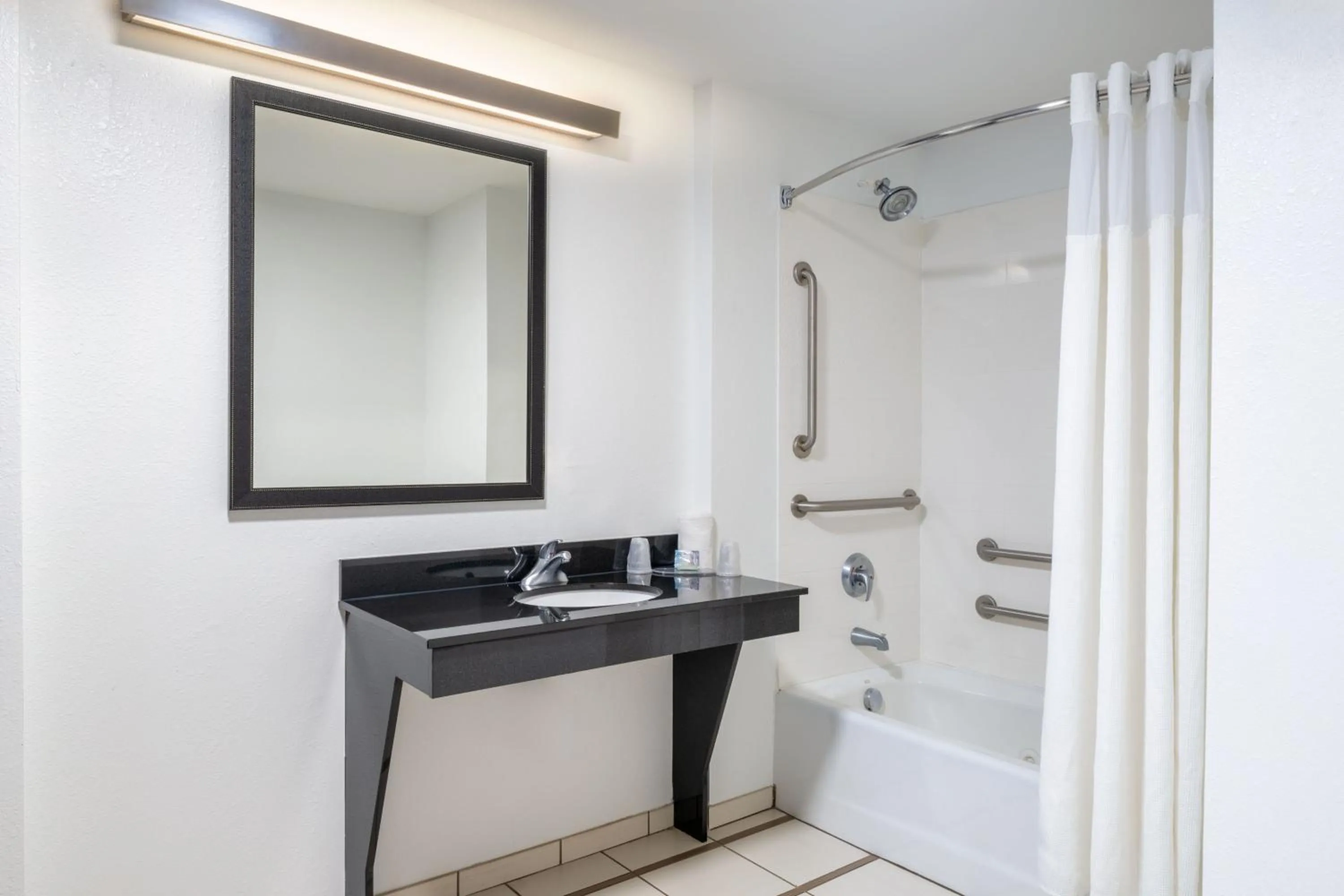 Bathroom in Fairfield Inn & Suites by Marriott Charleston North/Ashley Phosphate