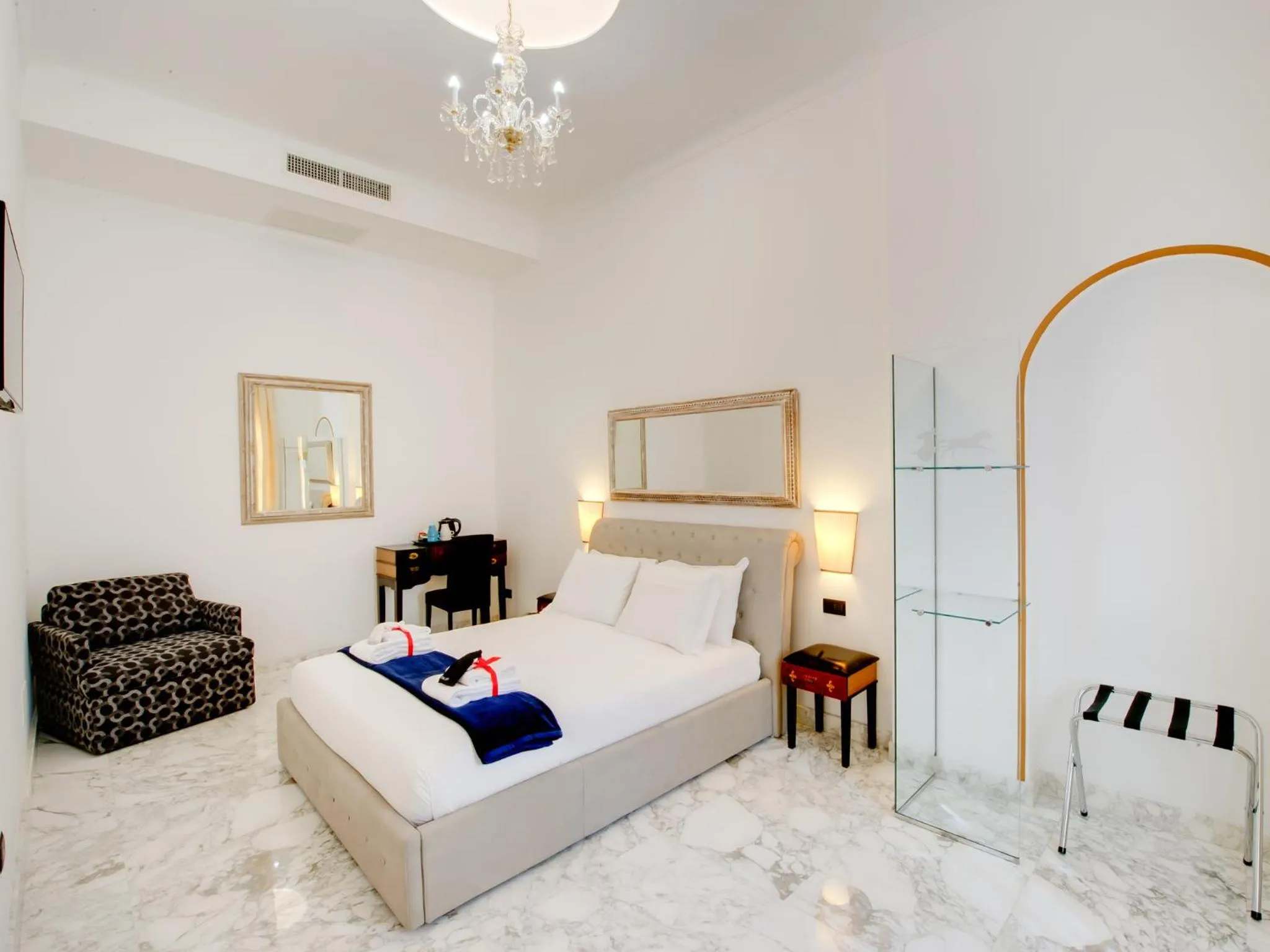 Bedroom, Bed in Queen Palace Suites