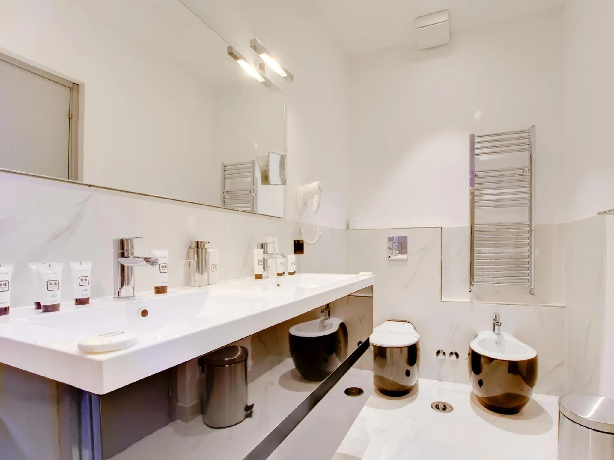 Shower in Queen Palace Suites