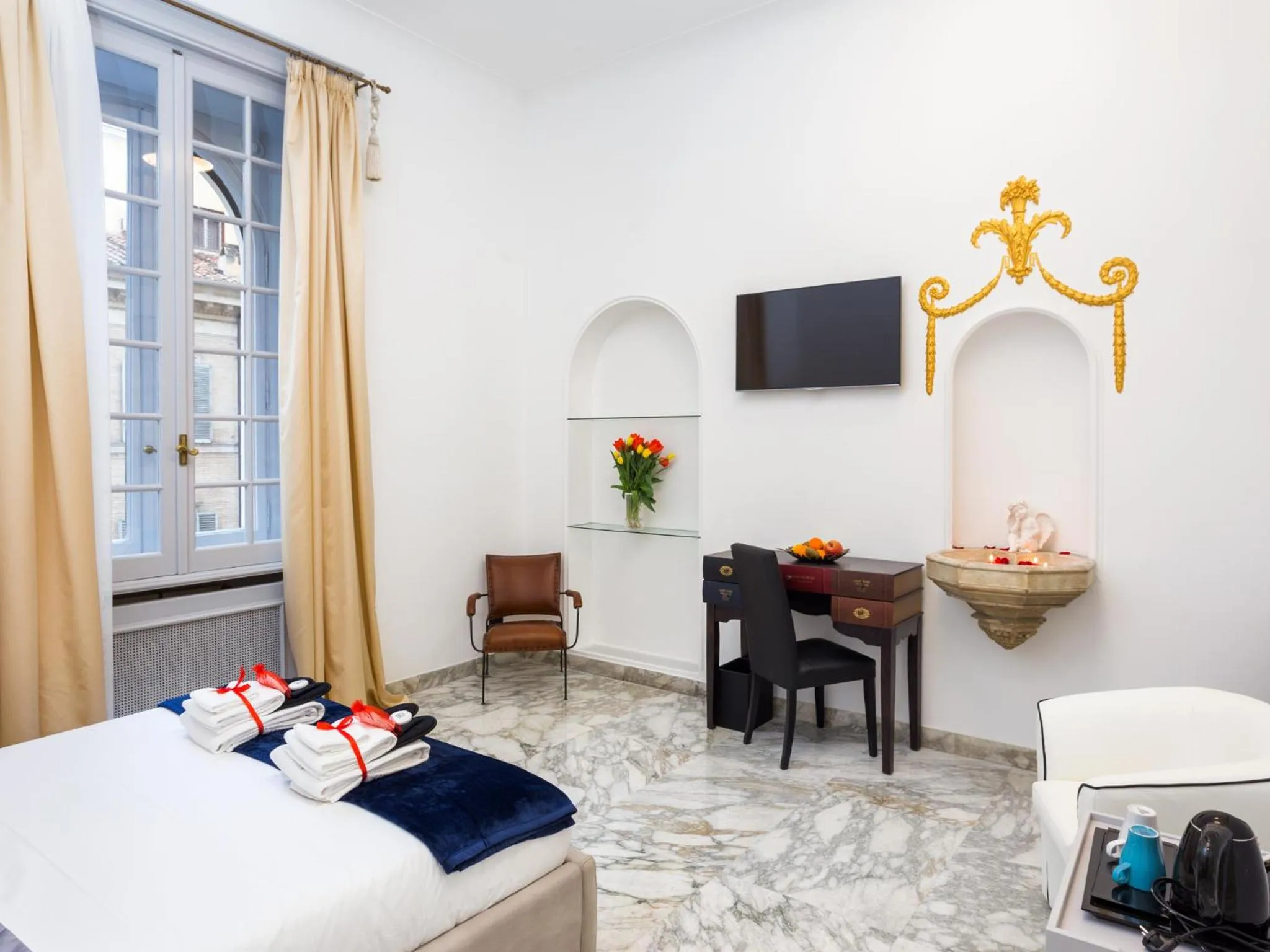 Coffee/tea facilities, Bed in Queen Palace Suites