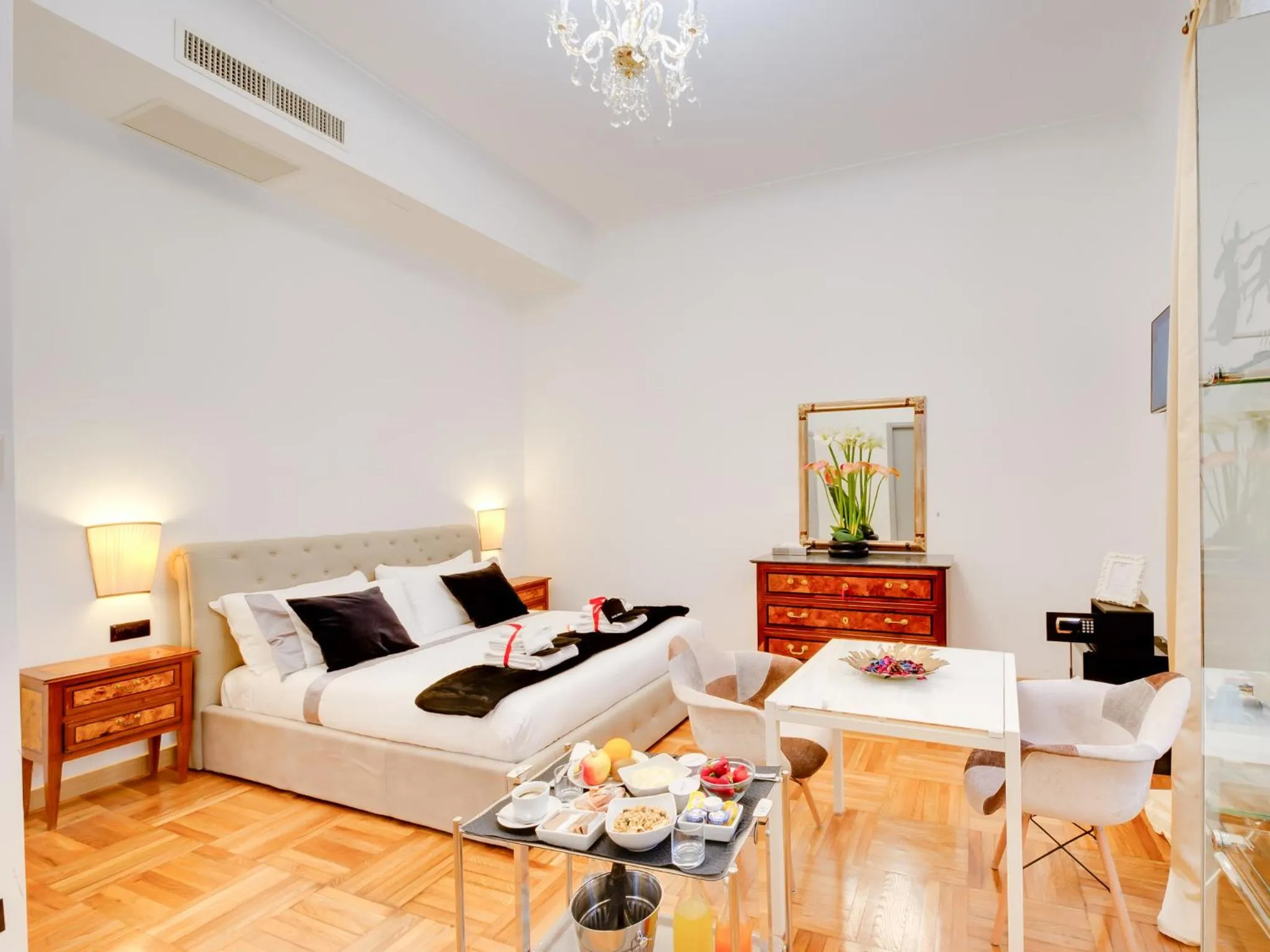 Bedroom, Bed in Queen Palace Suites