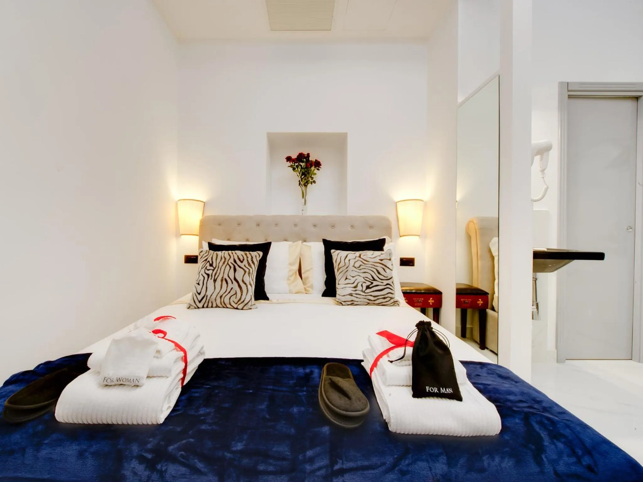 Bedroom, Bed in Queen Palace Suites