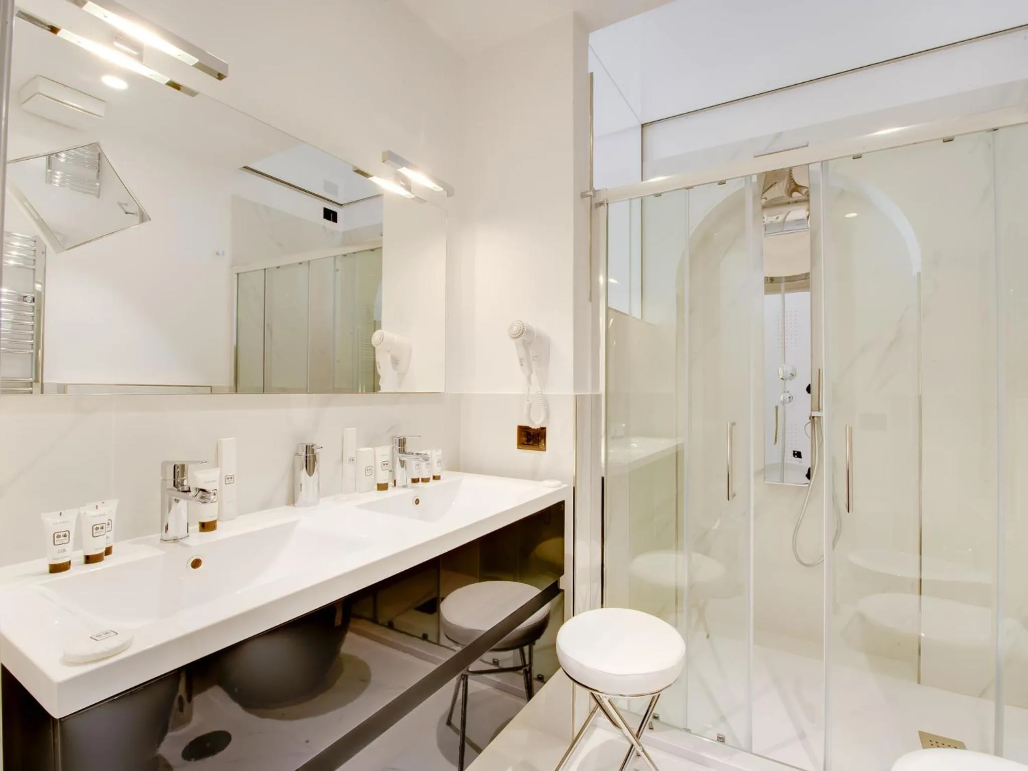 Shower in Queen Palace Suites