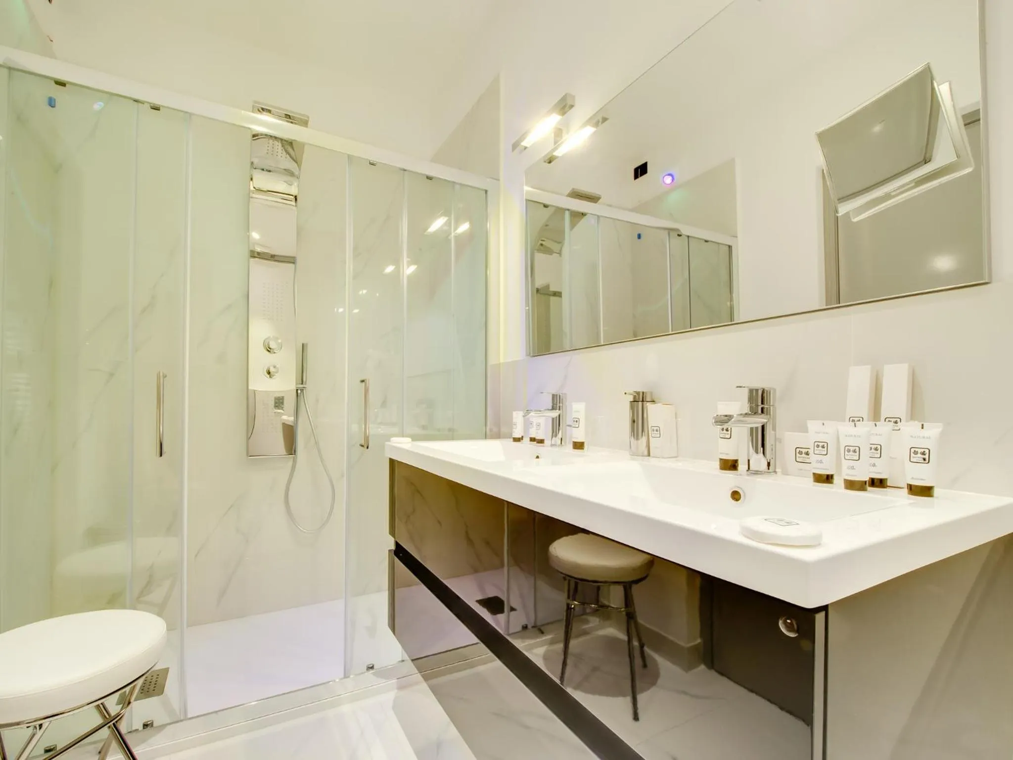 Shower in Queen Palace Suites