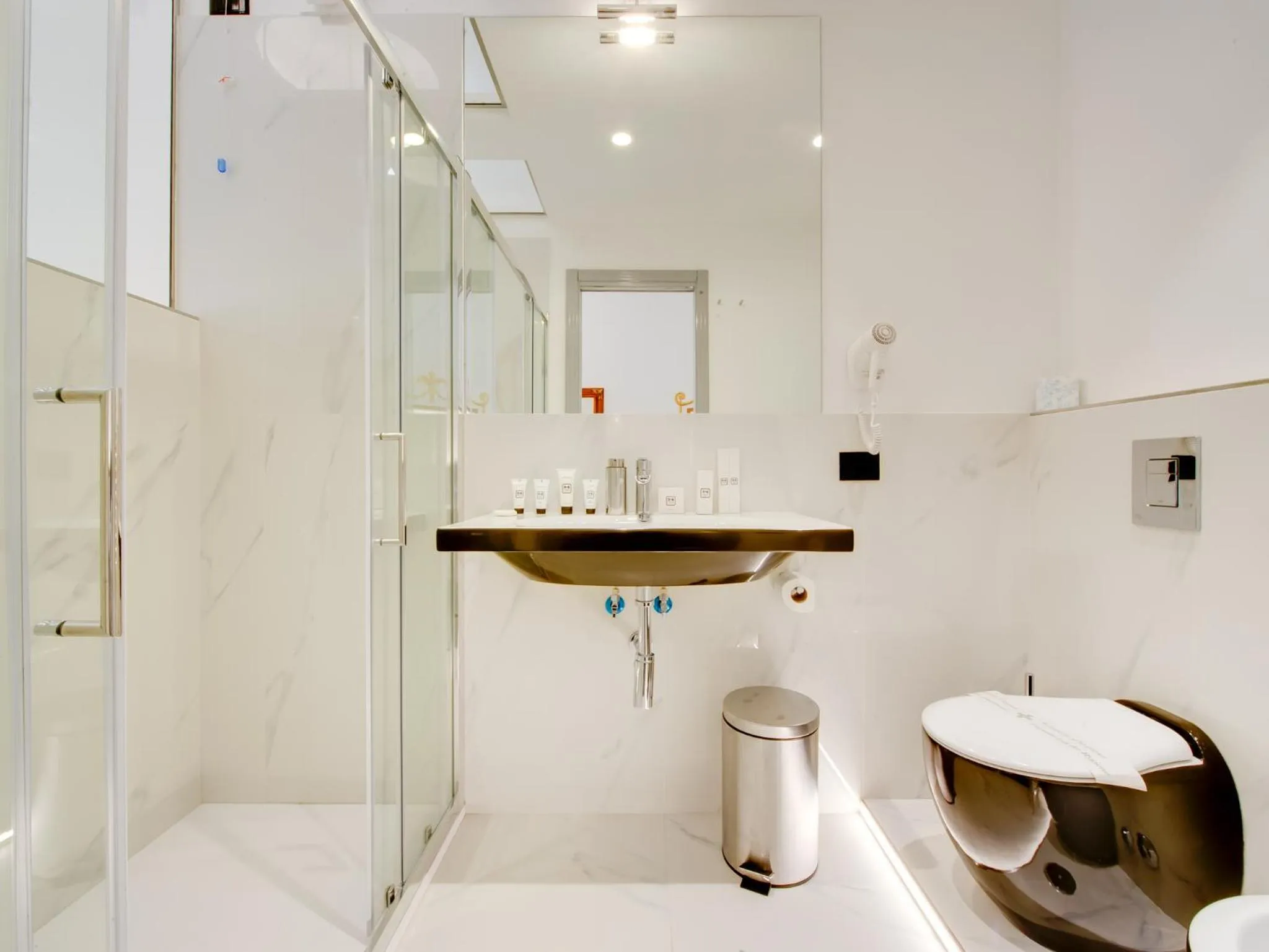 Shower in Queen Palace Suites