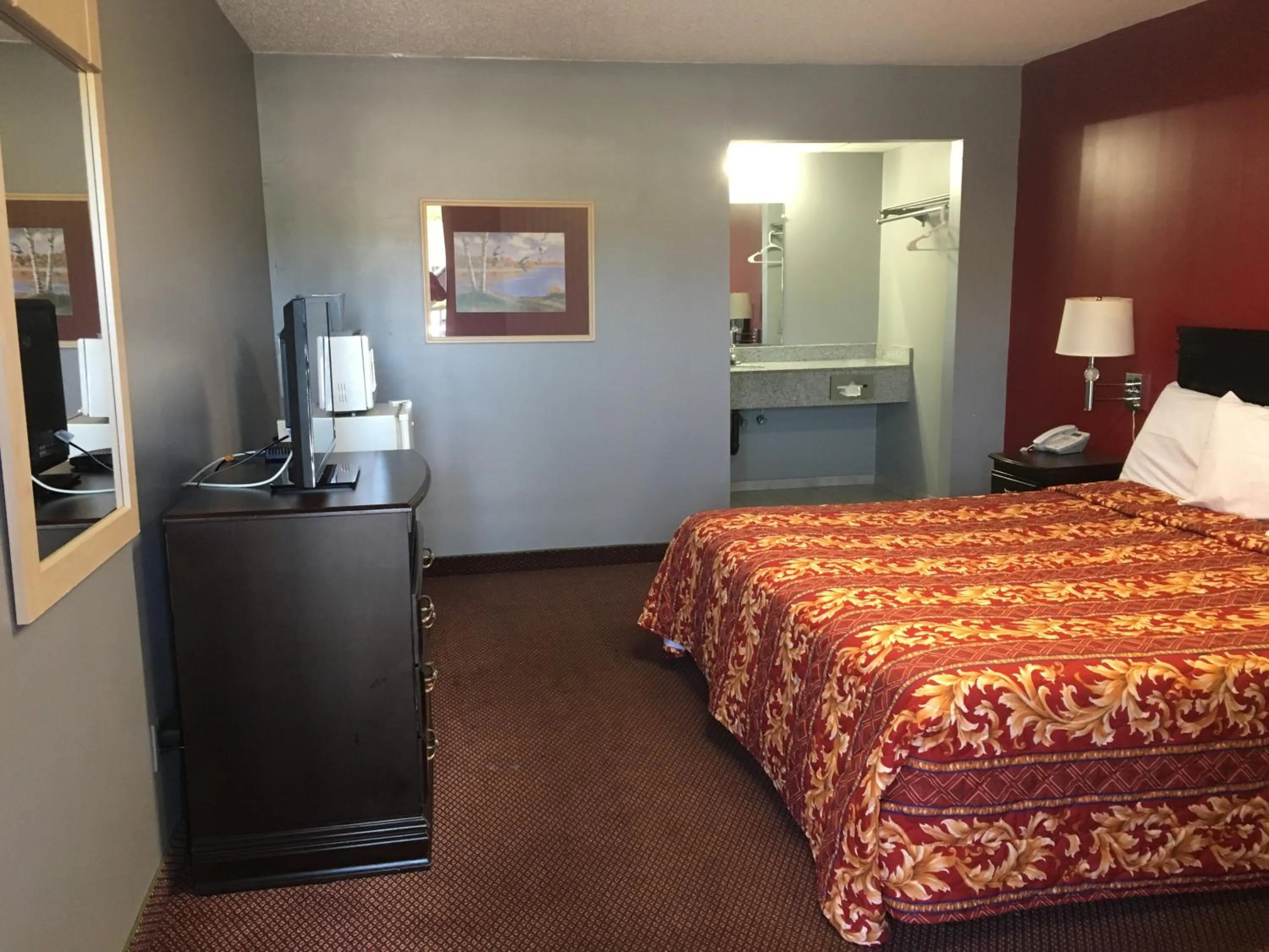 Photo of the whole room, Bed in Haven Inn & Suites