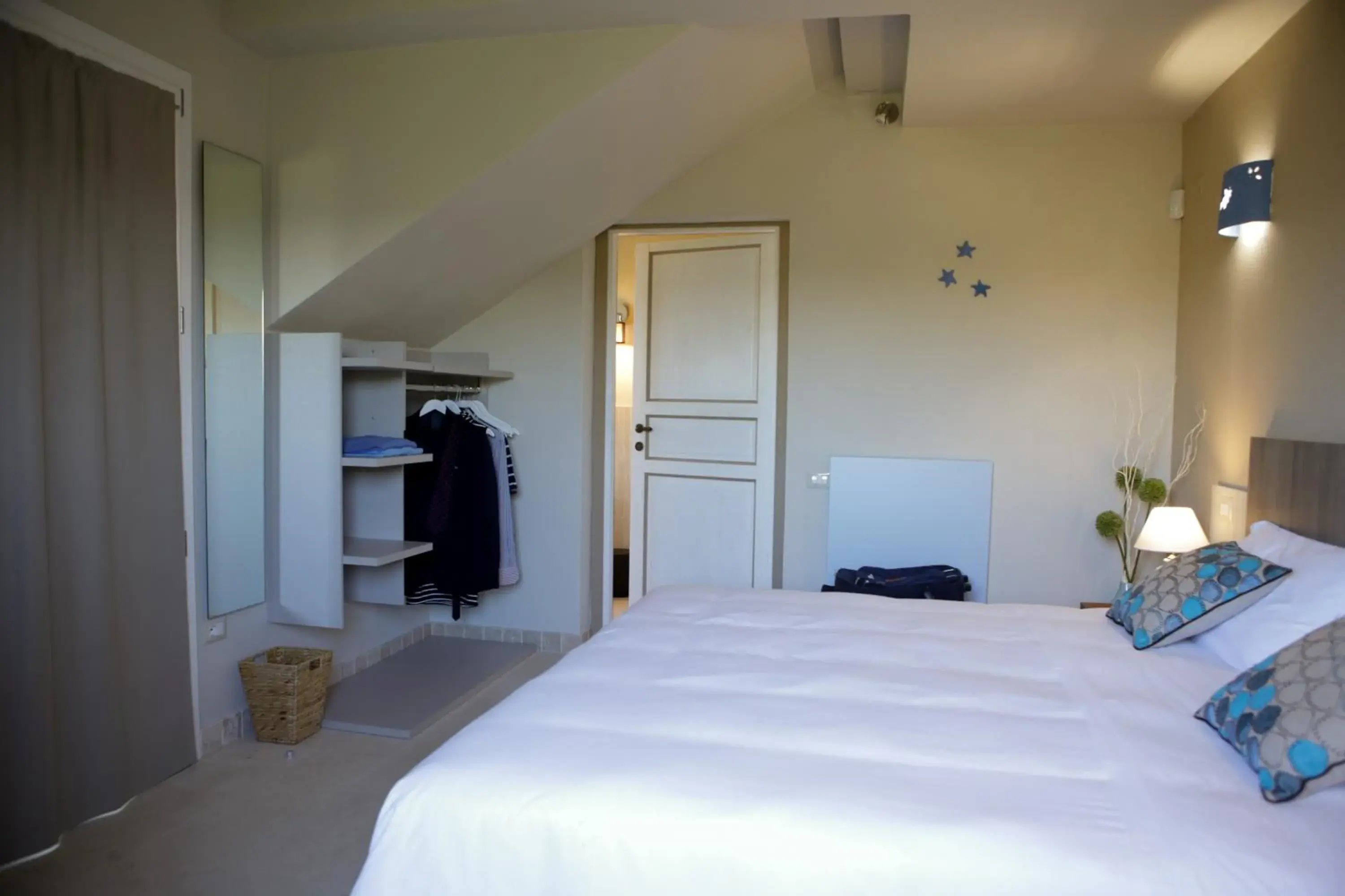 Double Room with Garden View in Avion B&B Double Room with Garden View in Avion B&B