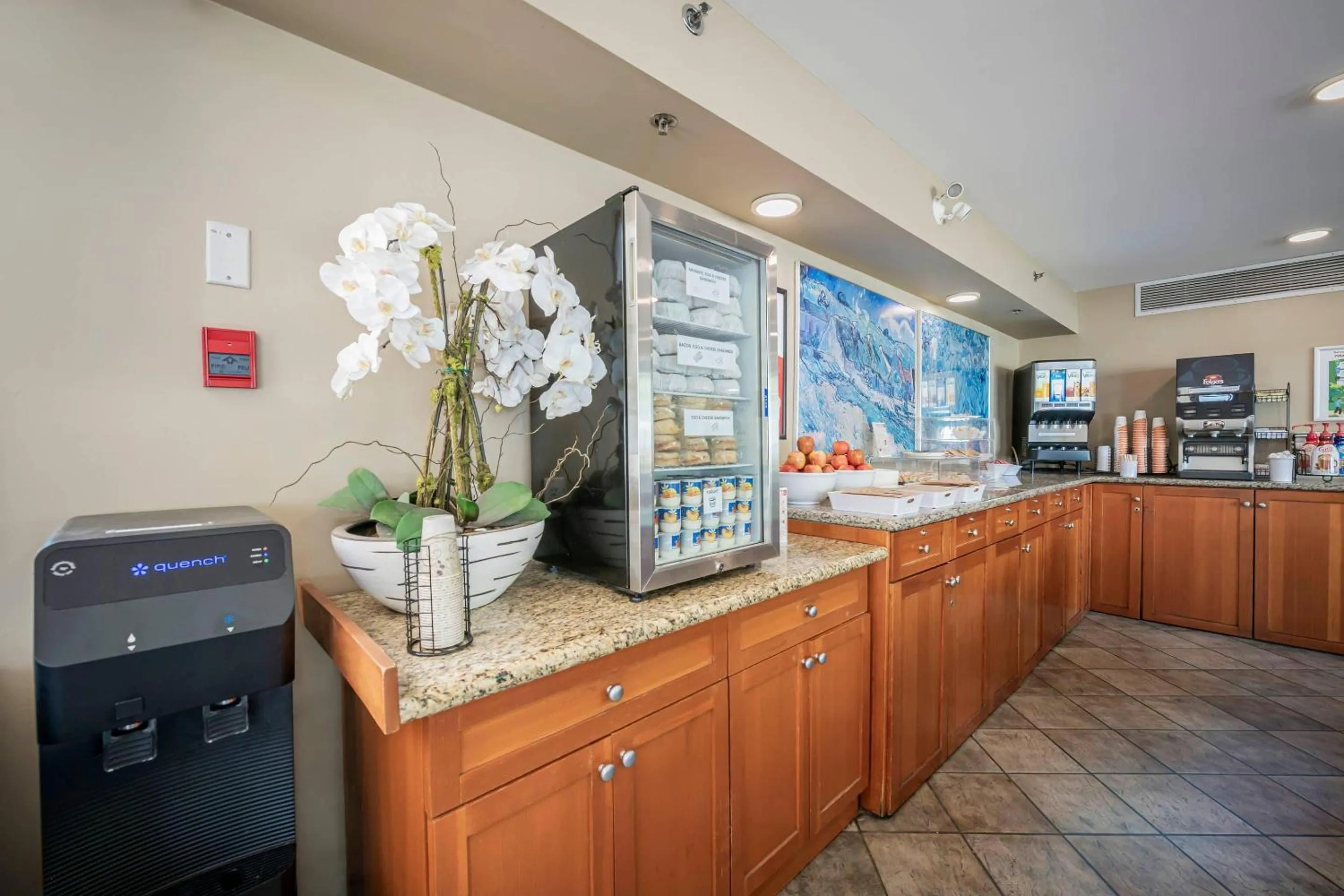 Breakfast in Econo Lodge Inn & Suites