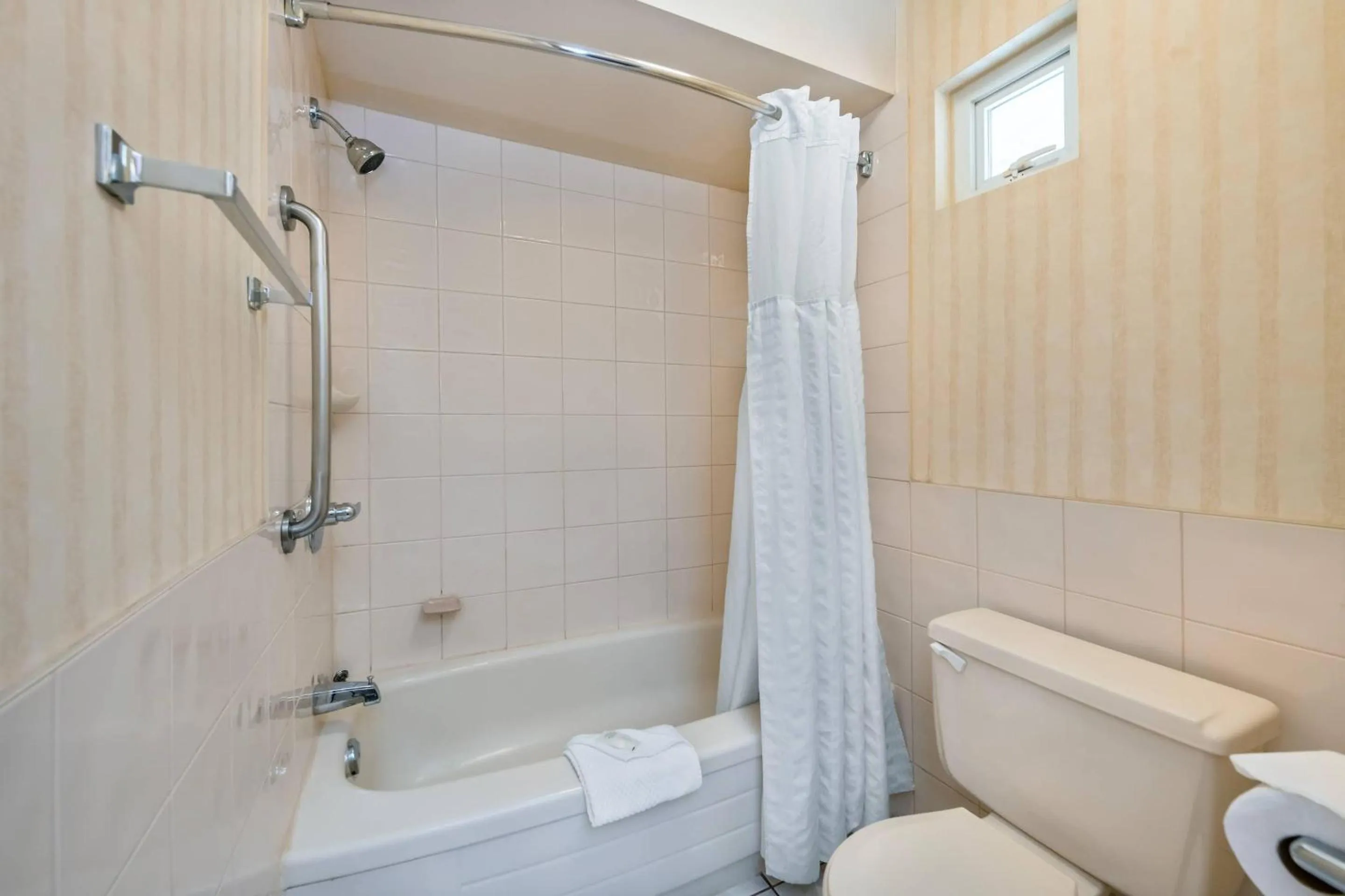 Bedroom in Econo Lodge Inn & Suites